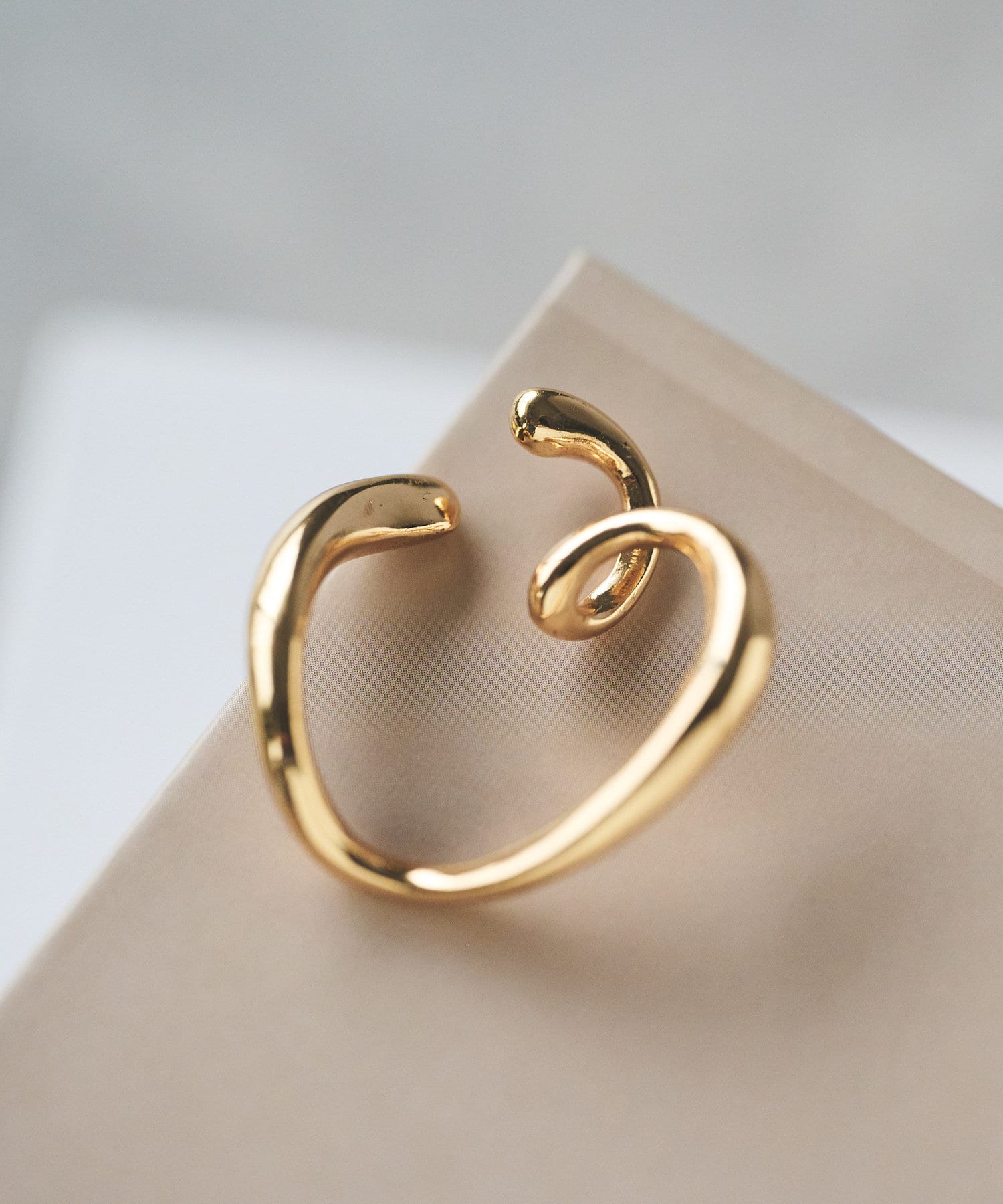 un dix cors(アンディコール) GOLDY/変形ハートイヤカフ