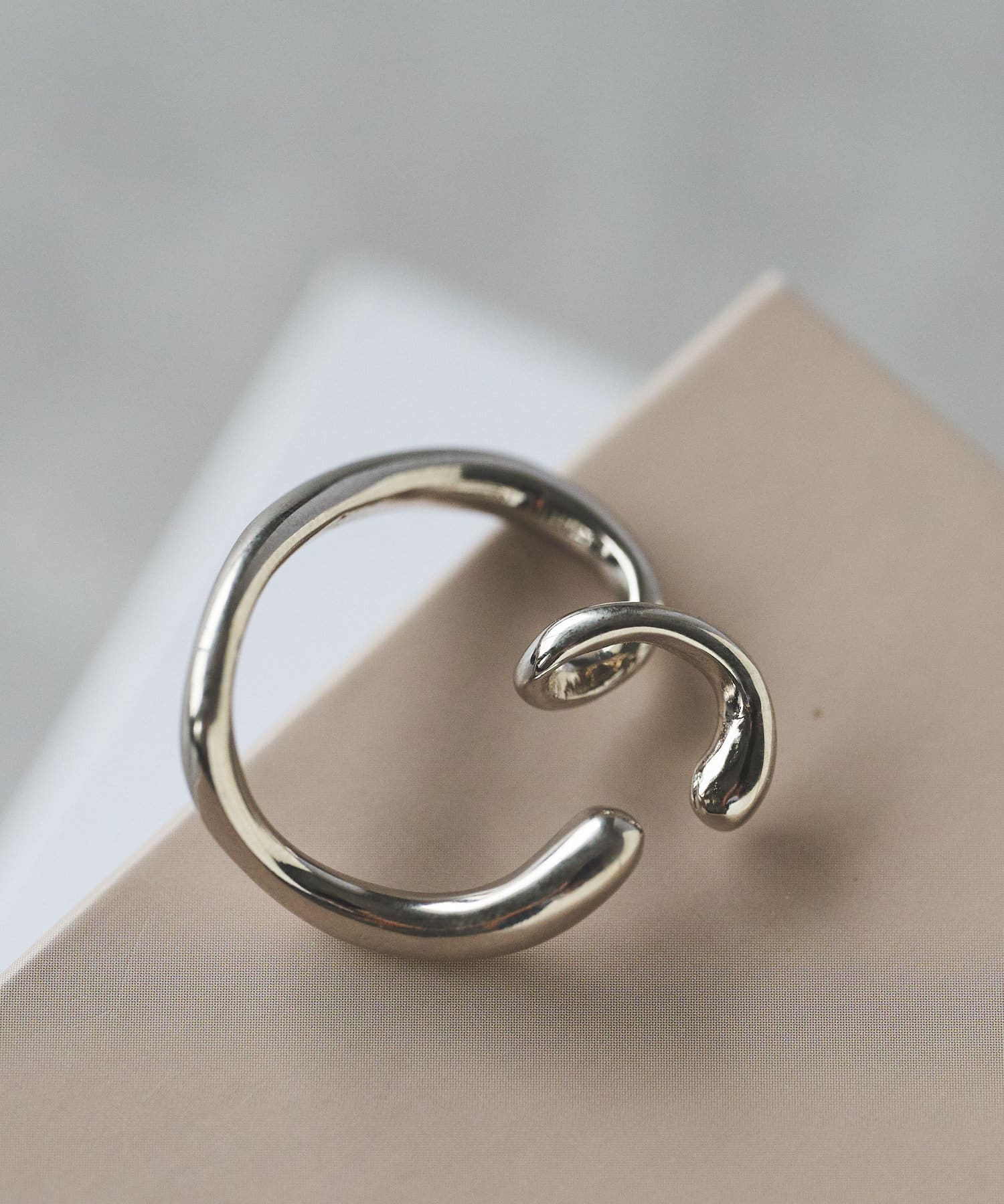 un dix cors(アンディコール) GOLDY/変形ハートイヤカフ