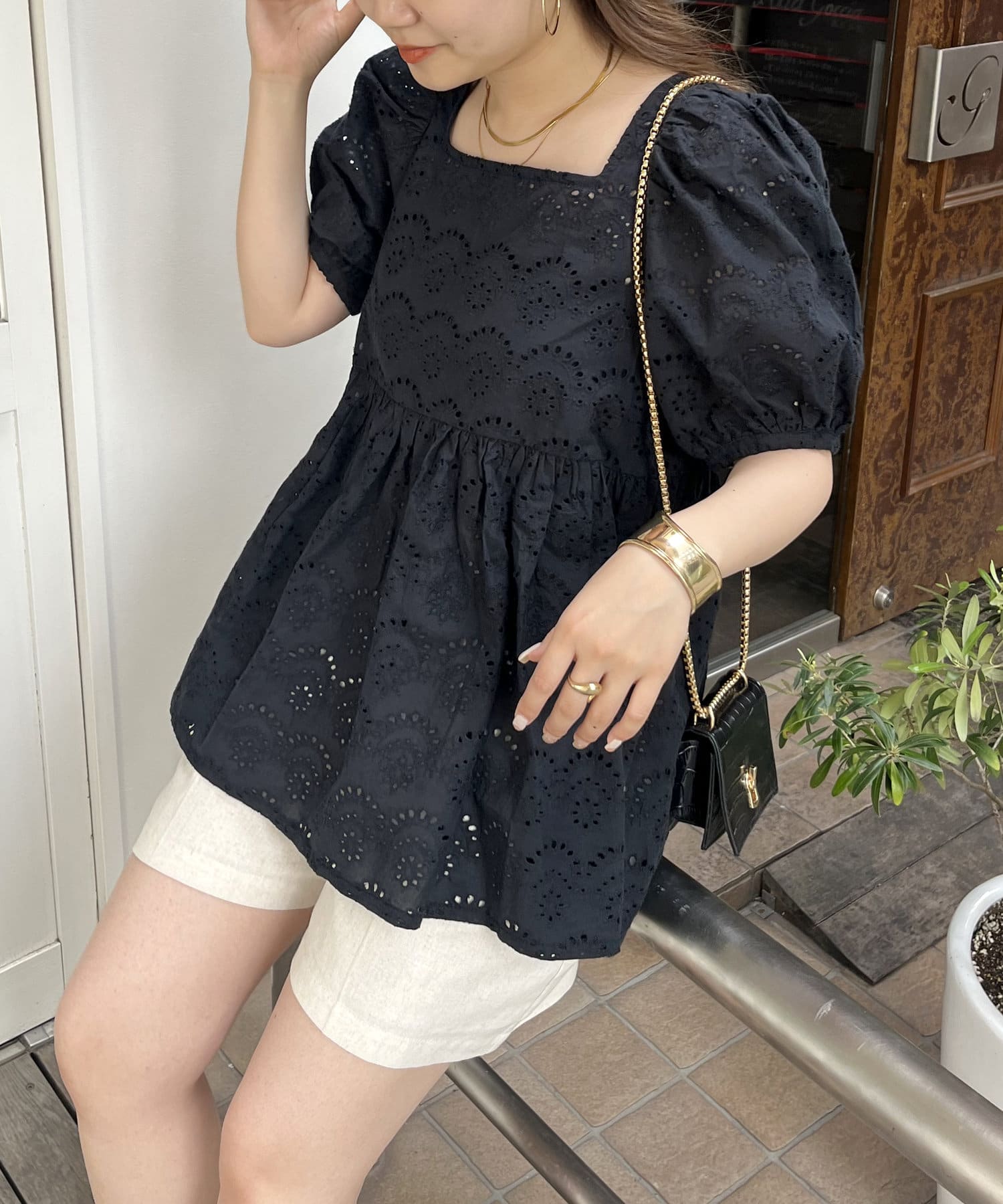 prose verse(プロズヴェール) スクエアパフコットンレースペプラムブラウス