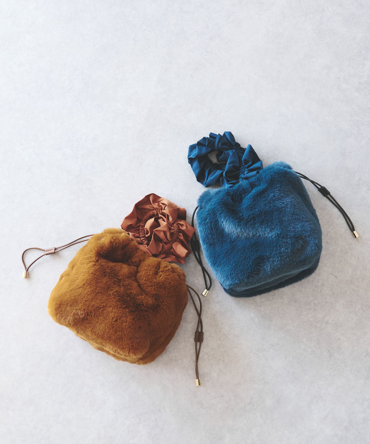 un dix cors(アンディコール) cache cache/フリルハンドルエコファー巾着