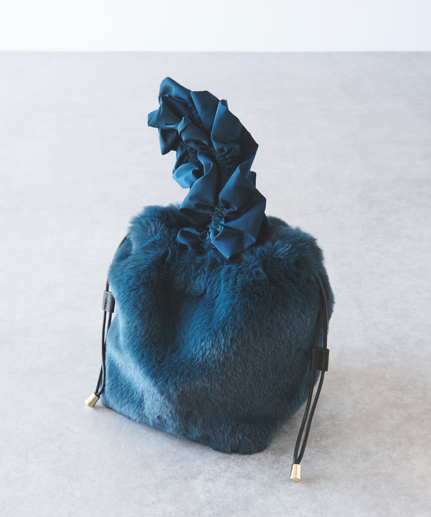 un dix cors(アンディコール) cache cache/フリルハンドルエコファー巾着