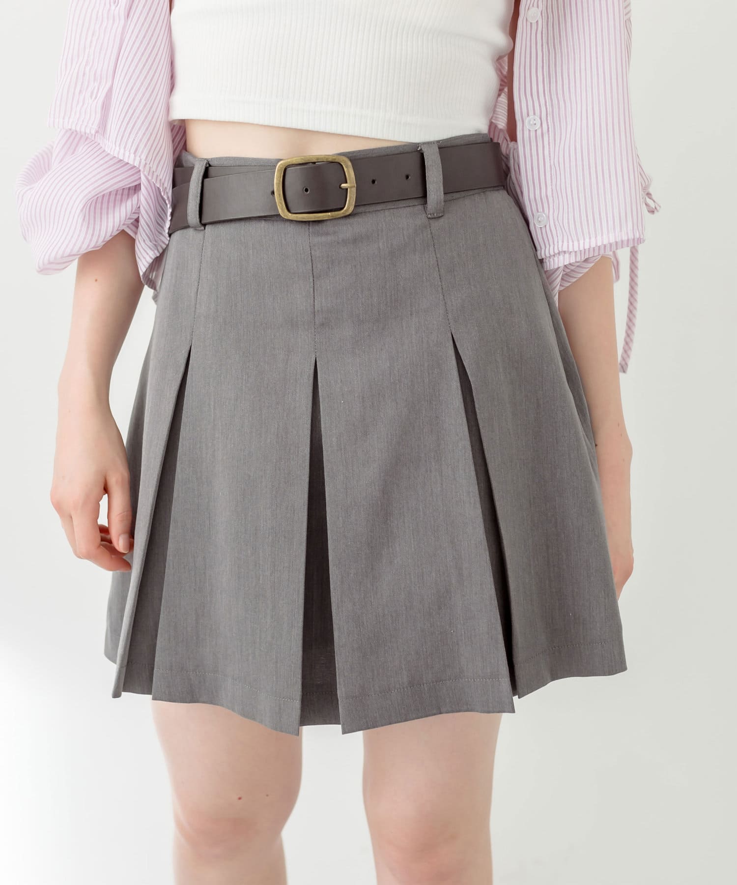 オリーブ色 プリーツ ショートパンツ ベルト付き オリーブ色 プリーツ ショートパンツ ベルト付き