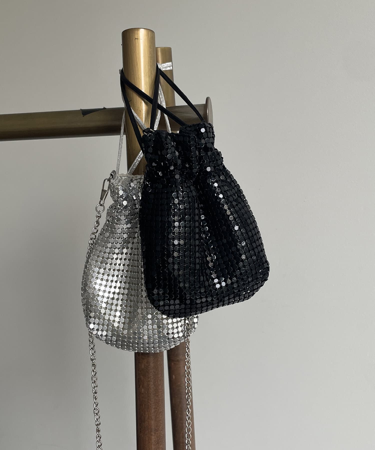 Thevon.(ゼヴォン) メタリックミニ巾着ショルダー