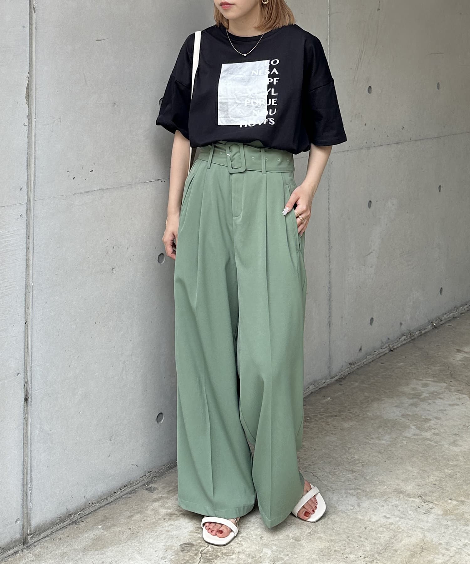 Thevon.(ゼヴォン) スクエア箔プリントTシャツ