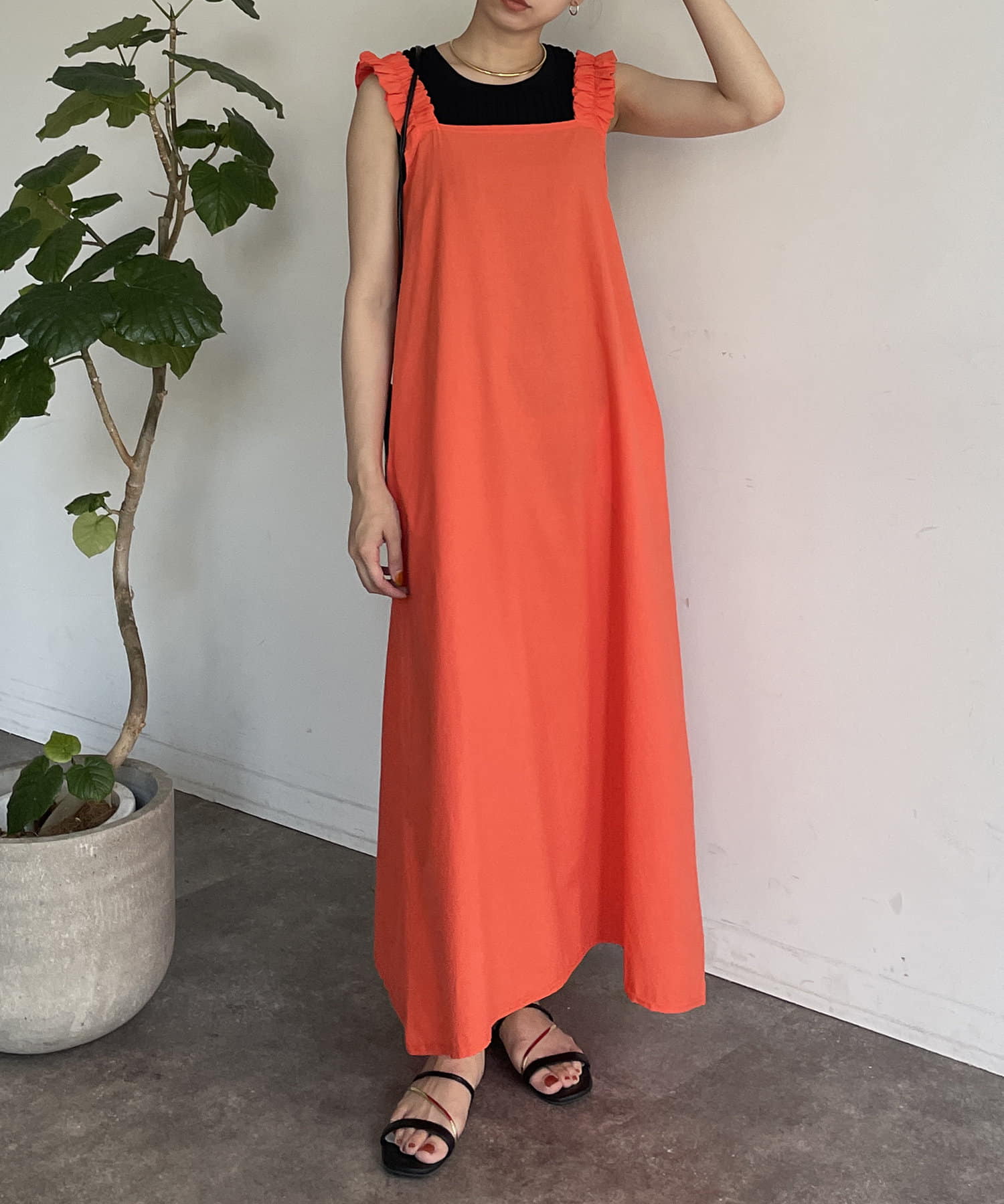 Thevon.(ゼヴォン) フリルショルダーノースリワンピース