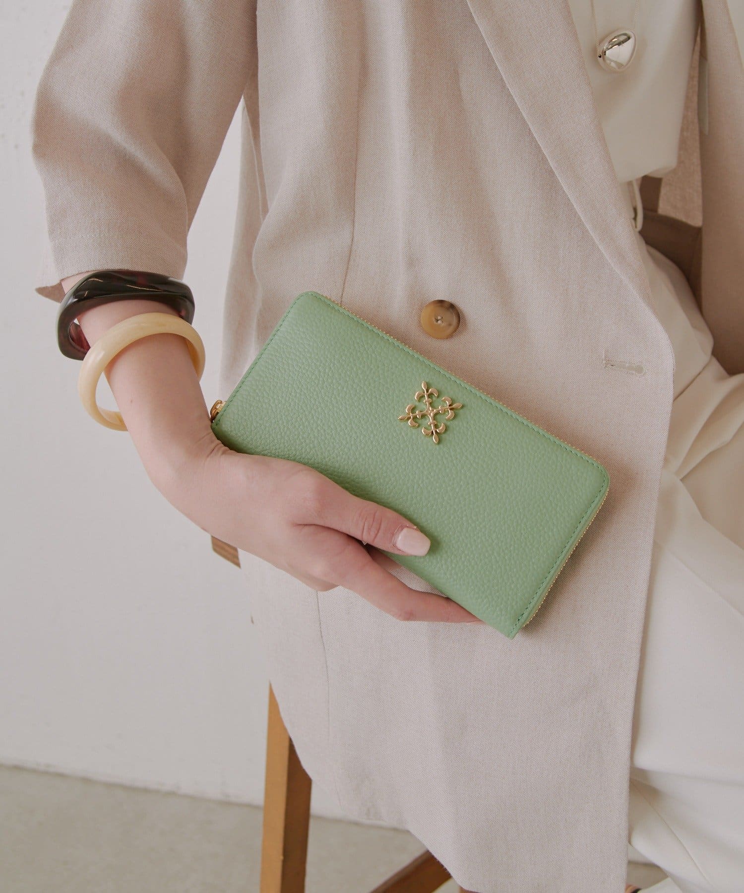 russet(ラシット) モノグラムプレートラウンドジップウォレット