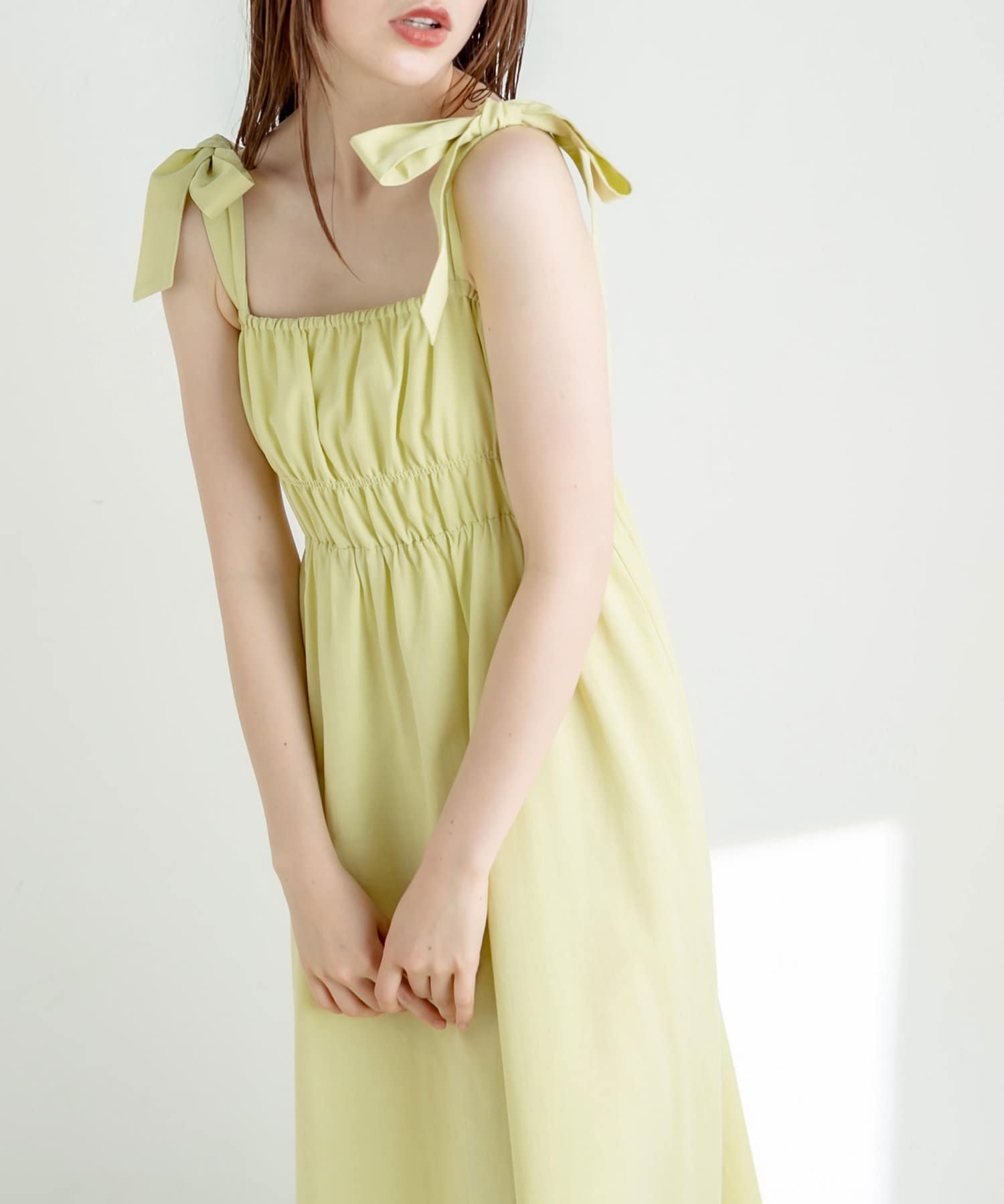キャミソール ワンピ ドレス シャーリング 肩リボン リゾート ♪ LAUIR（ラウアー）の「シャーリング肩リボンキャミワンピース