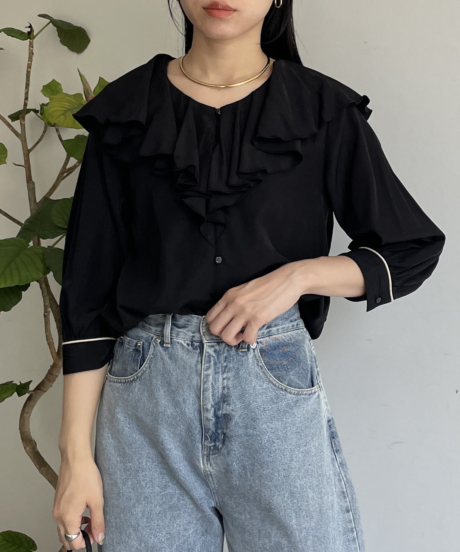 Thevon.(ゼヴォン) フリルカラー袖口パイピングブラウス