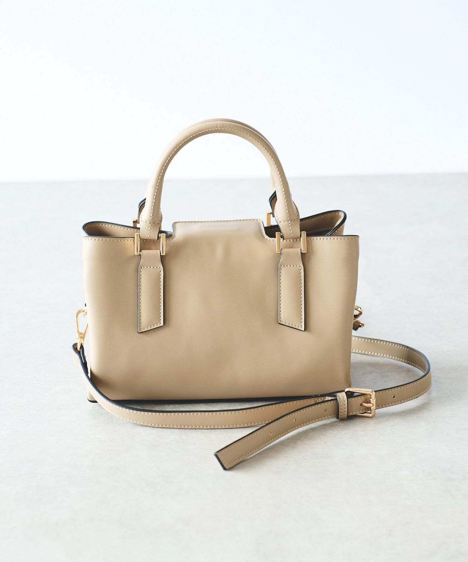 un dix cors(アンディコール) マグネット開閉ハンドバッグ