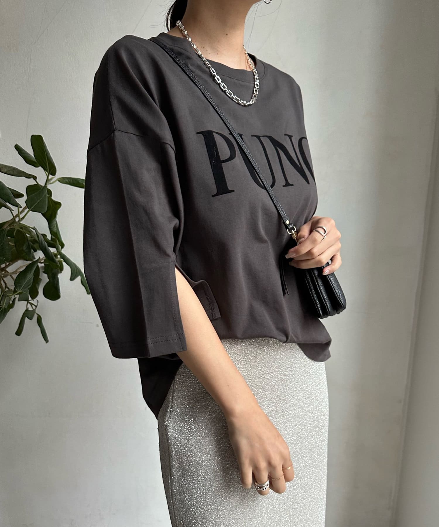 DOUDOU(ドゥドゥ) PUNOスリットスリーブフロッキーロゴTEE