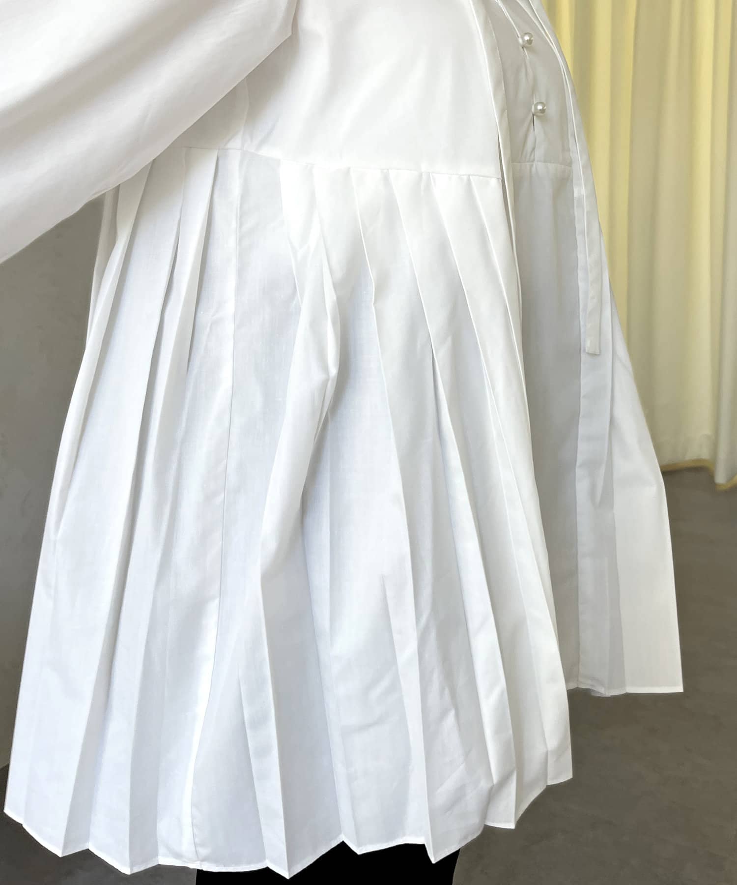 prose verse(プロズヴェール) パールボタンプリーツ切替ペプラムブラウス