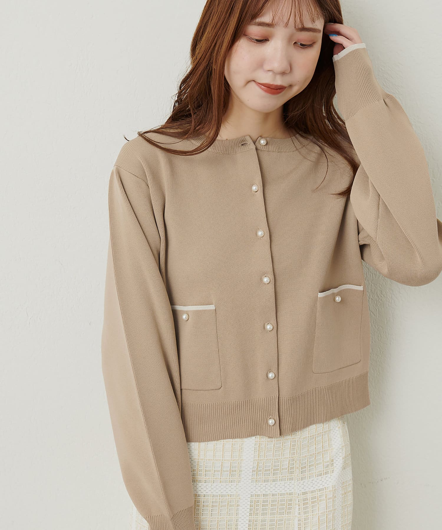 natural couture(ナチュラルクチュール) 新色追加 / パール釦ポケ付き配色カーディガン