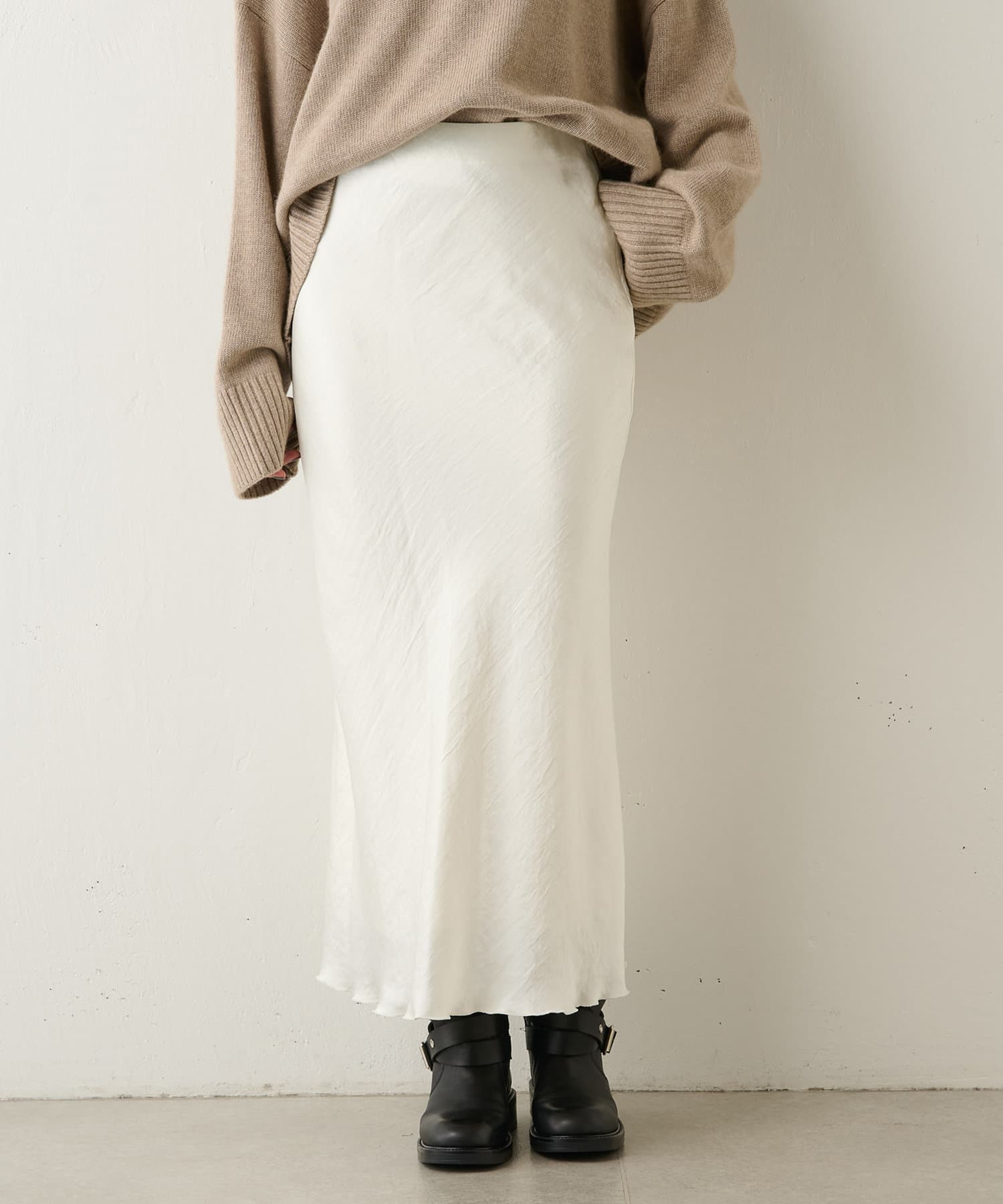 白スカートとベージュのセーター