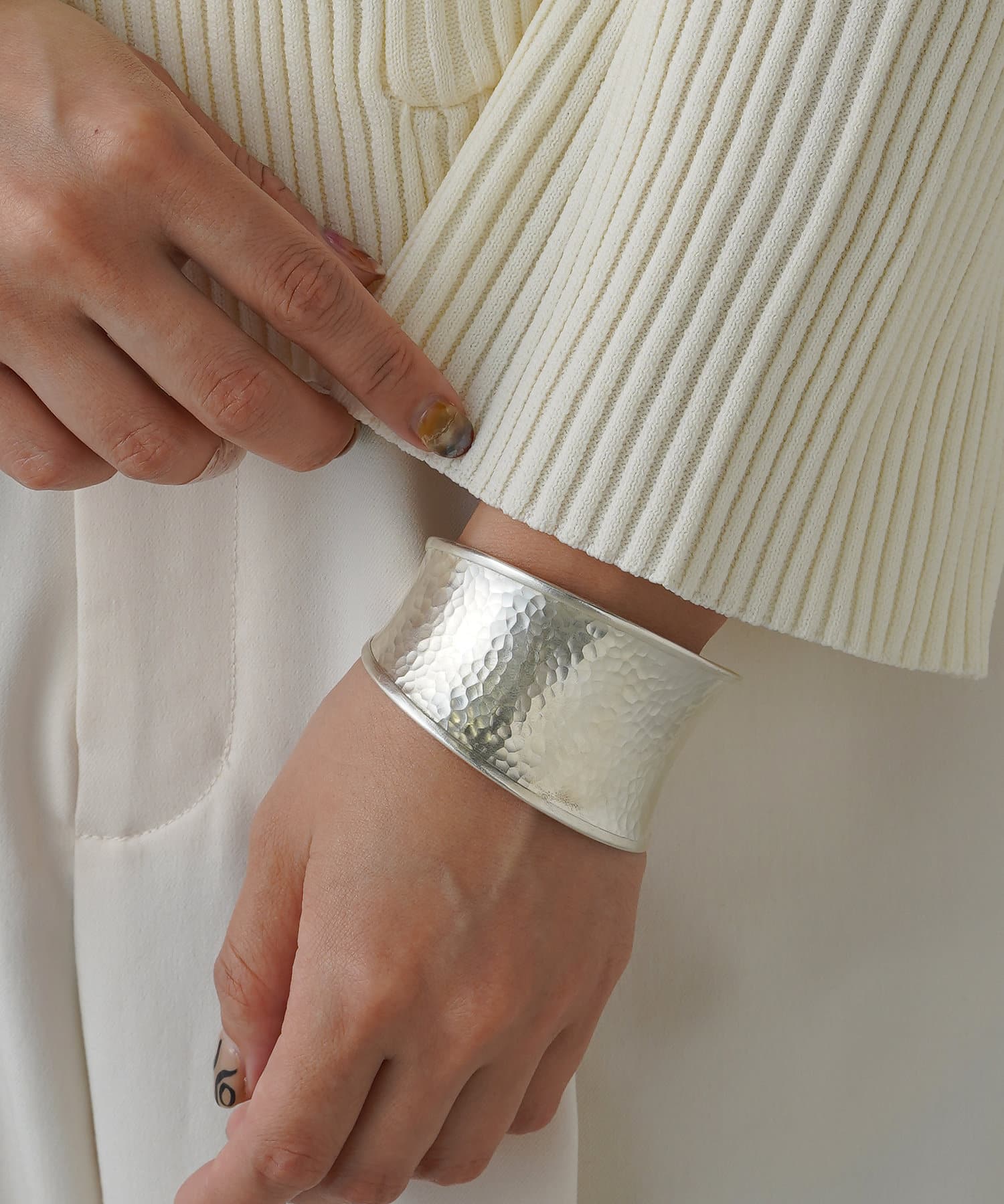 Jena　espace merveilleux(ジェナ　エスパスメルヴェイユ) カレンシルバーカフブレスレット