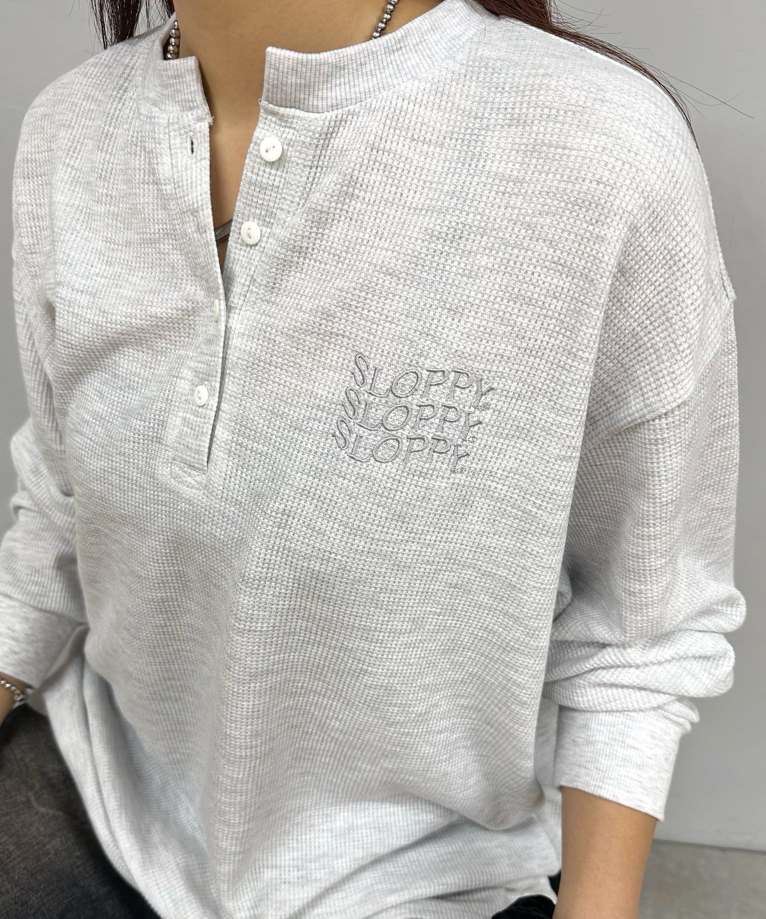 WEB限定〉SLOPPYワッフルヘンリーネック刺繍ロゴロンT | WHO'S WHO