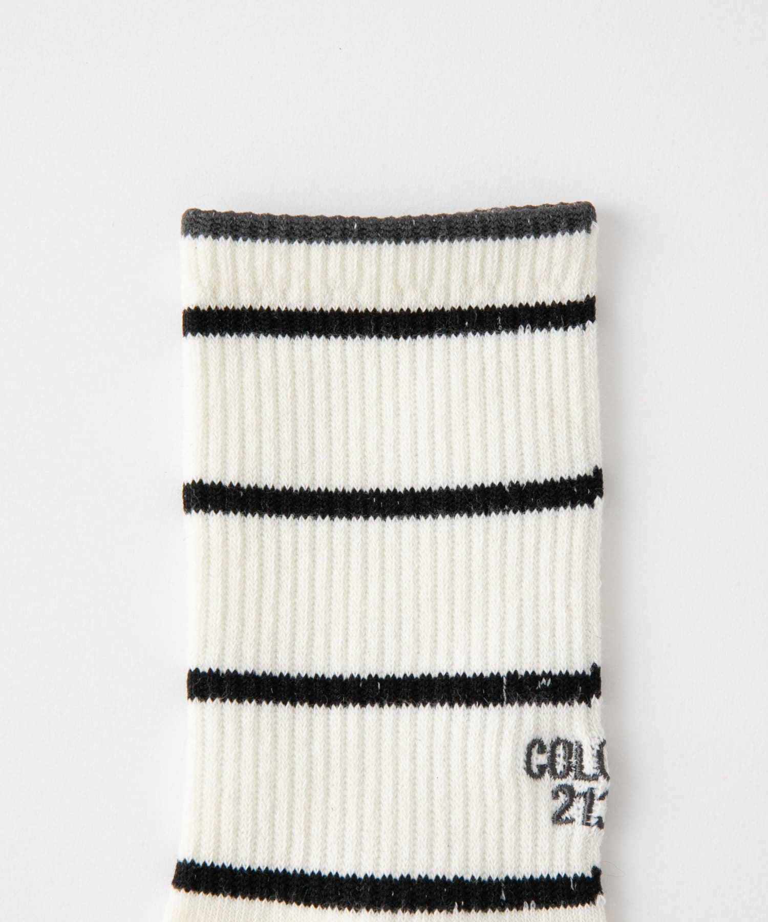 COLONY 2139(コロニー トゥーワンスリーナイン) 細ボーダー刺繍ソックス