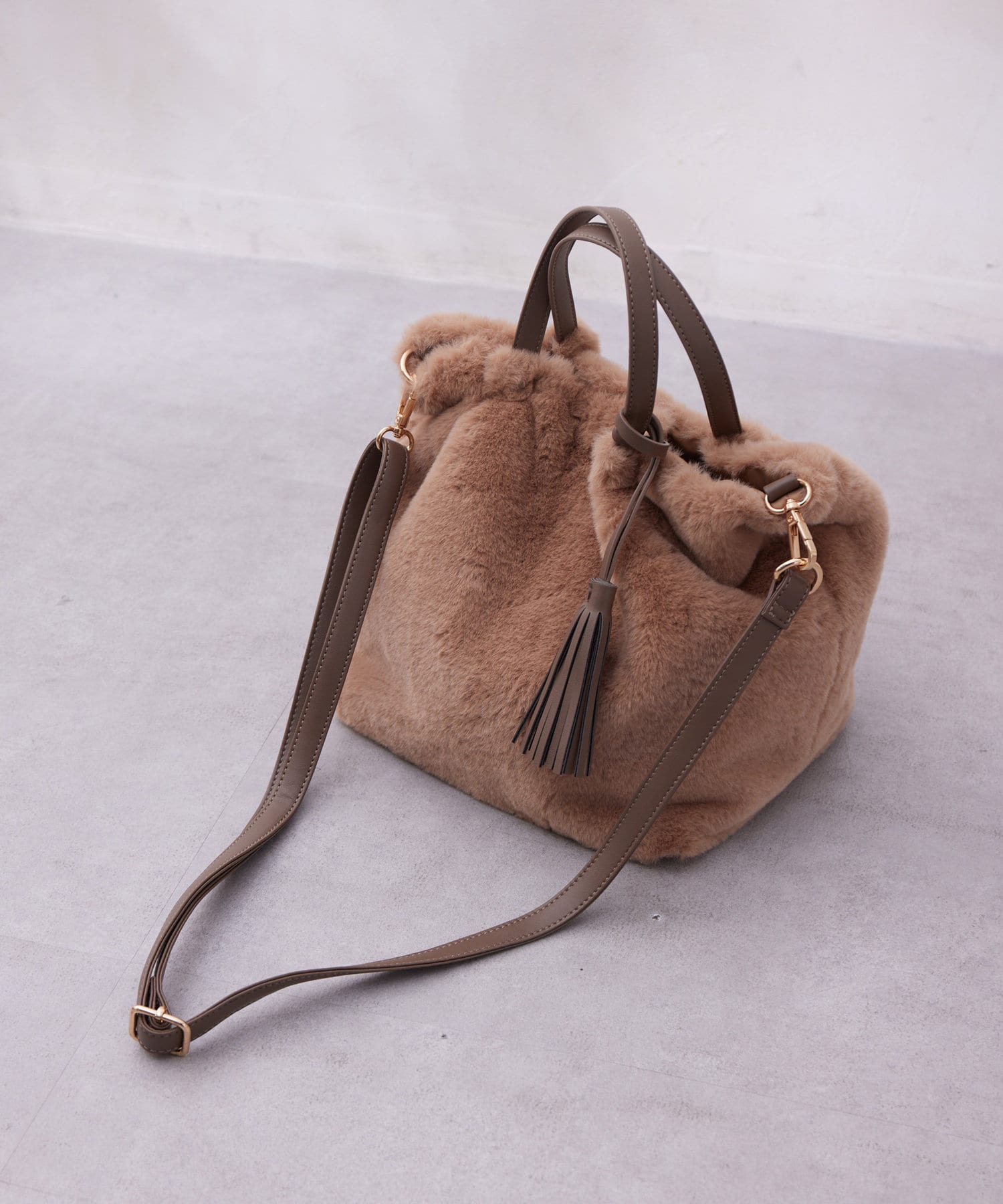 Chez toi(シェトワ) タッセル付エコファーBAG