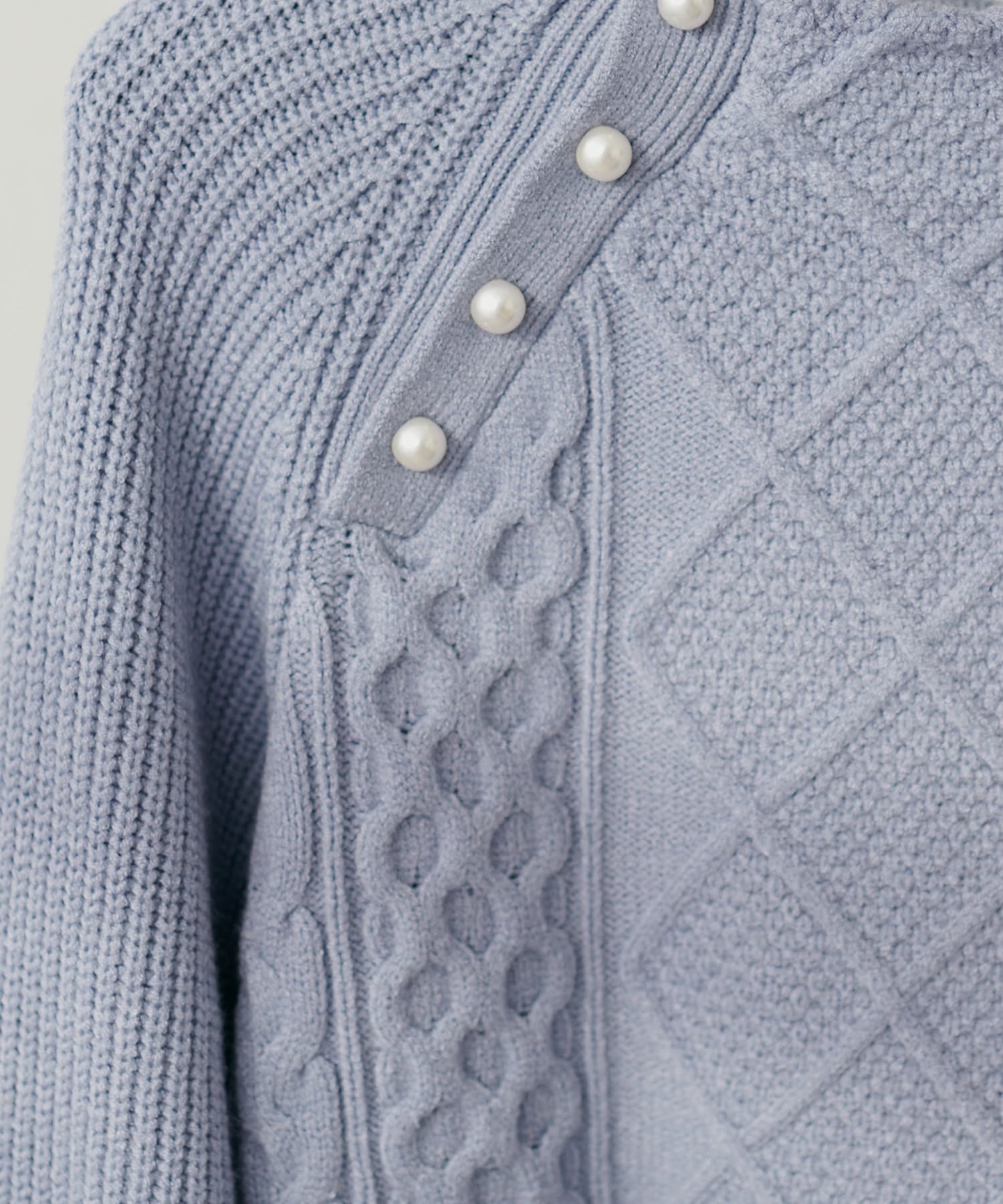 natural couture(ナチュラルクチュール) パール釦柄編みボトルネックニット