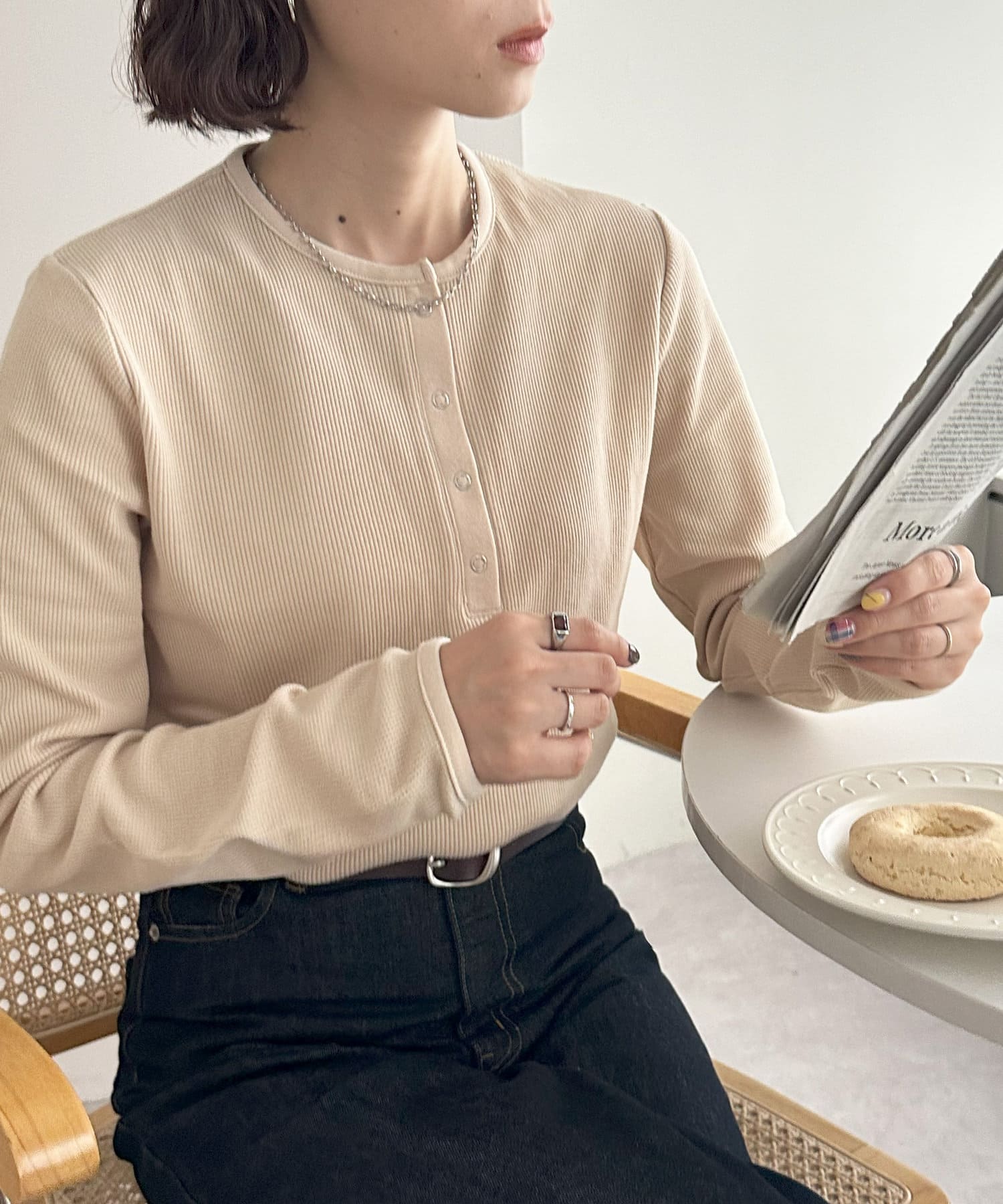 凹凸感のあるワッフル生地の長袖Tシャツシンプルなデザインで大人カジュアルからきれいめまで幅広いコーディネートができるワッフル生地の長袖Tシャツ。細めのボーダーで華奢見えになり、襟元はヘンリーネックデザ