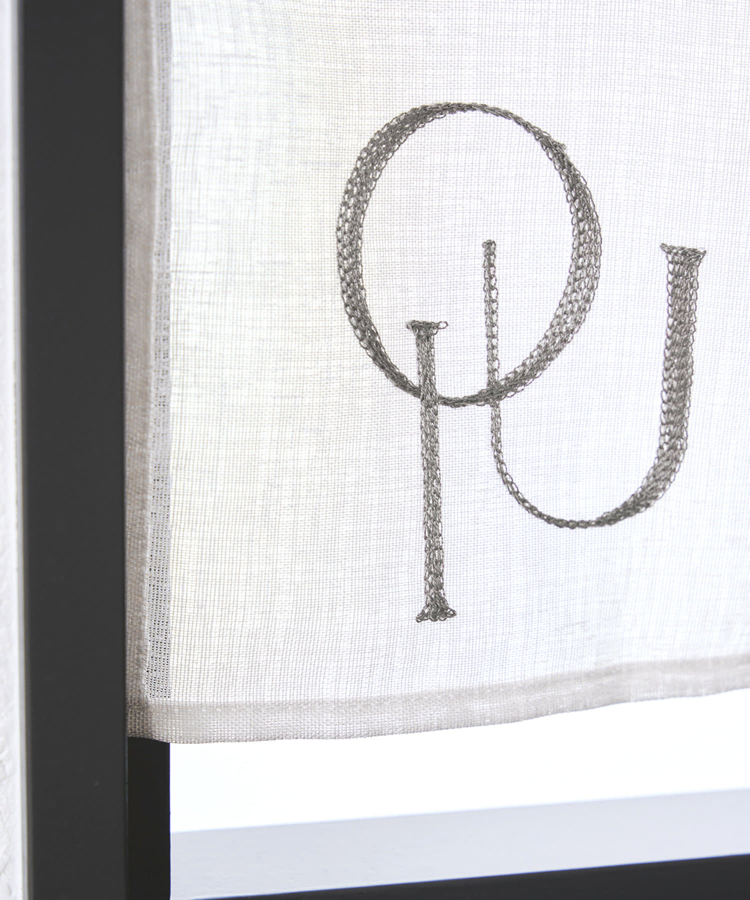 3COINS(スリーコインズ) 刺繍カフェカーテンロゴ：45×105cm
