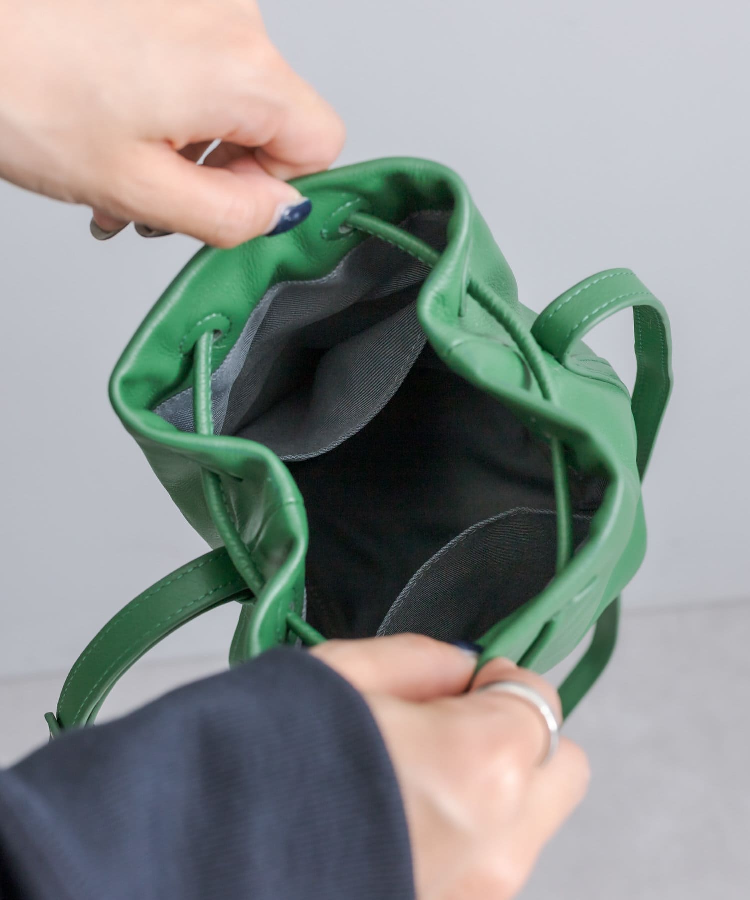 ear PAPILLONNER】《牛革》オーバルチャーム巾着バッグ S