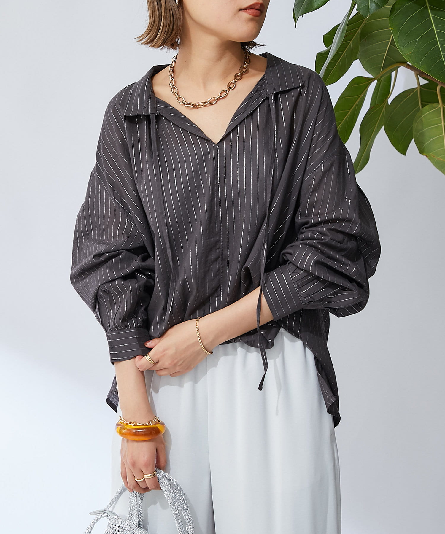 un dix cors(アンディコール) 《オンオフ兼用・爽やかな印象に》ローンラメストライプブラウス