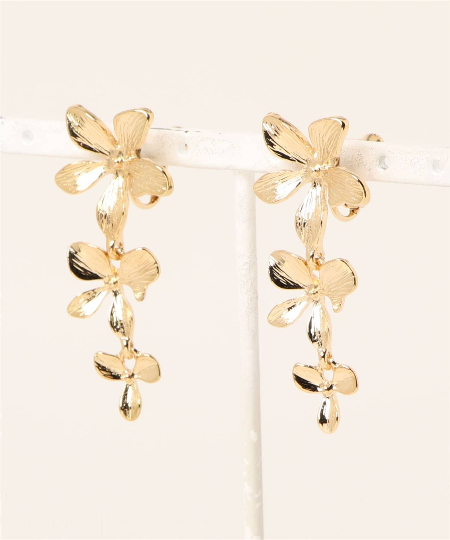 natural couture(ナチュラルクチュール) メタルフラワーイヤリング