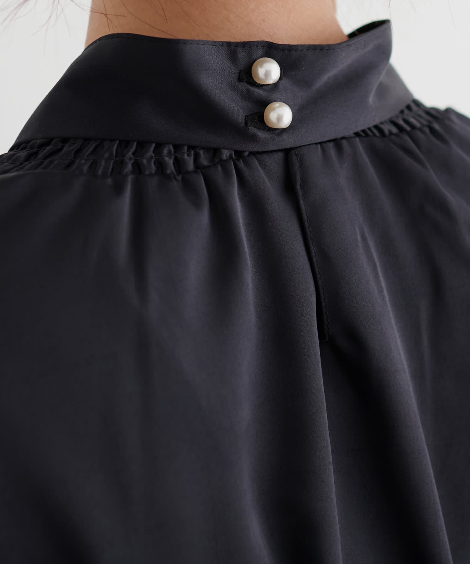natural couture(ナチュラルクチュール) ボウタイ付き衿シャーリングサテンブラウス