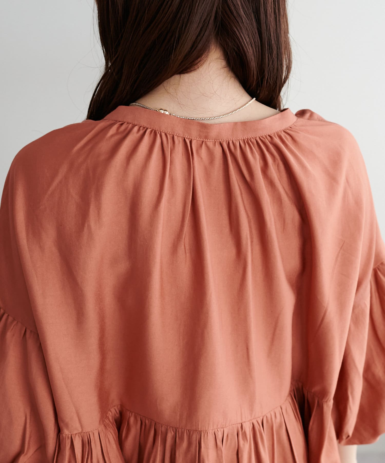 DISCOAT(ディスコート) 【新色追加!/着やせトップス】前後２WAY袖ボリュームペプラムギャザーブラウス《WEB限定》