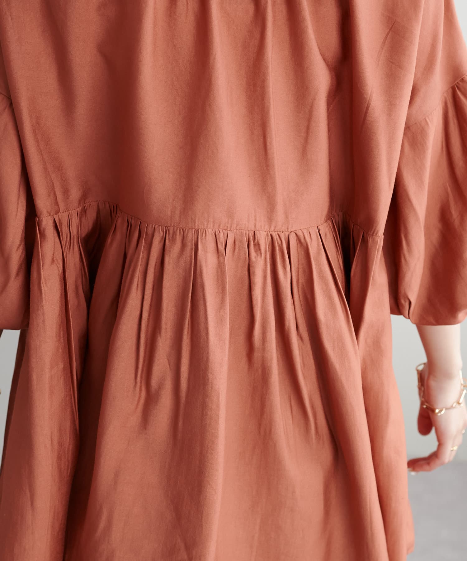 DISCOAT(ディスコート) 【新色追加!/着やせトップス】前後２WAY袖ボリュームペプラムギャザーブラウス《WEB限定》