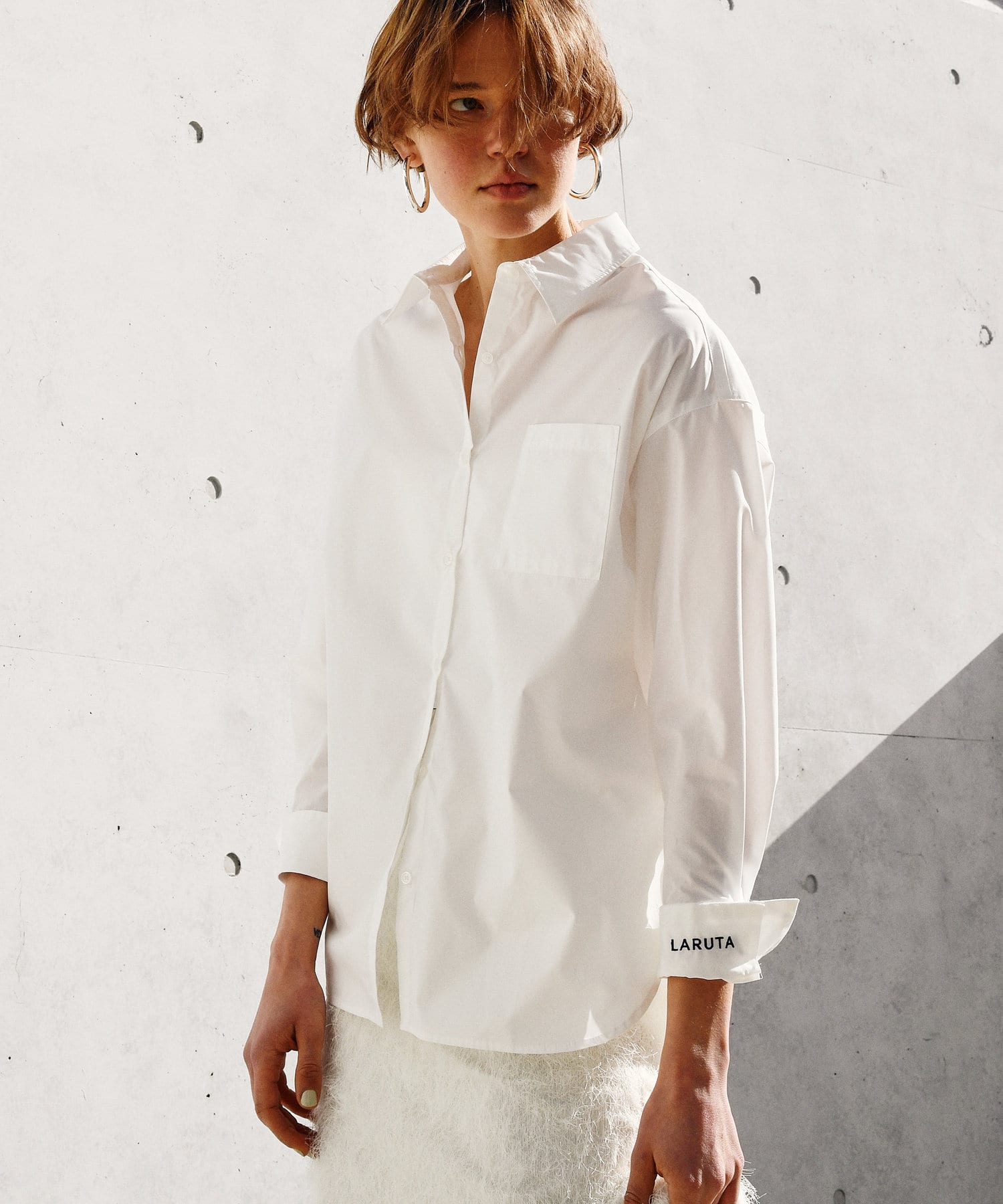 LARUTA(ラルータ) ちびロゴ刺繍ベーシックシャツ