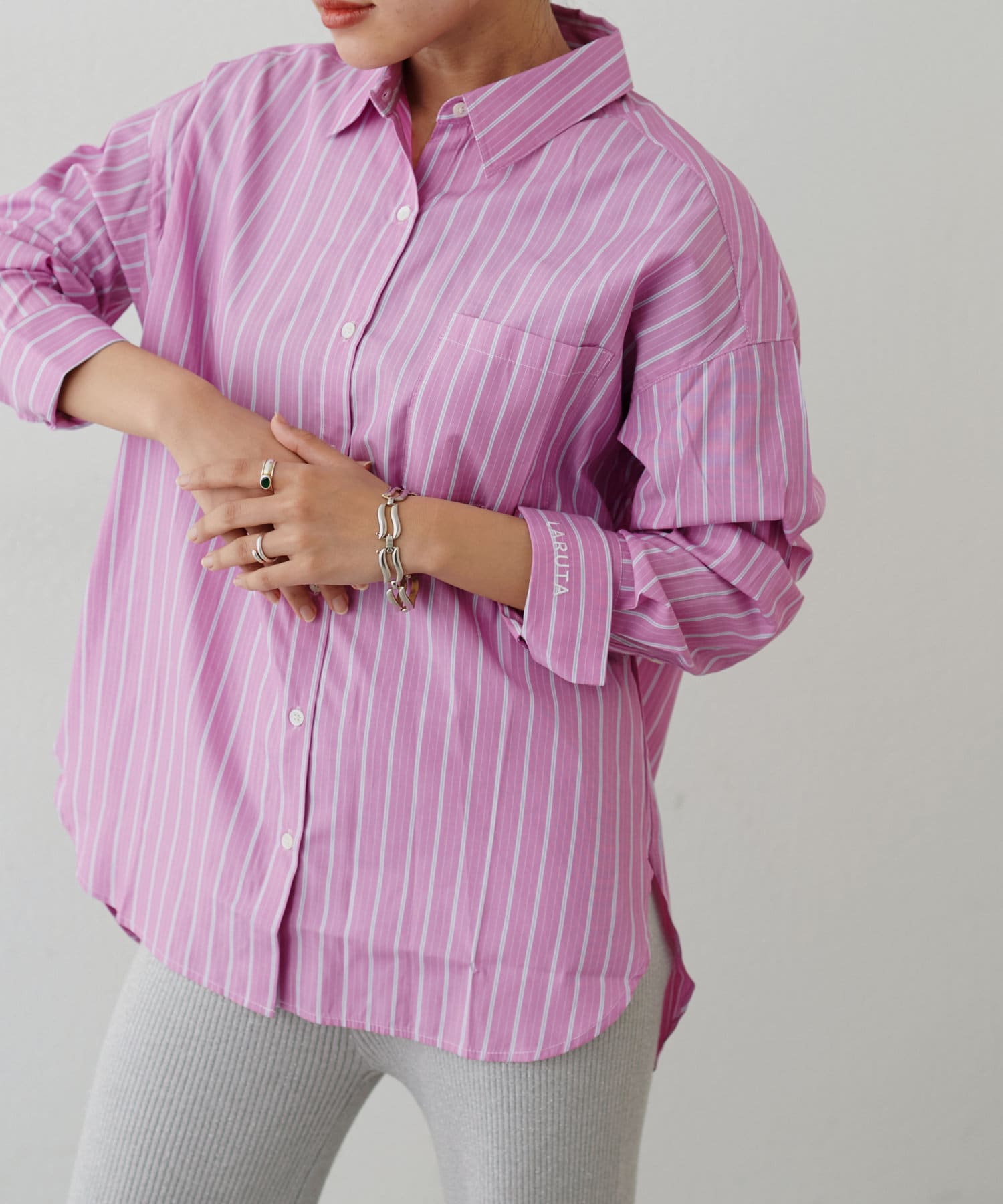 LARUTA(ラルータ) ちびロゴ刺繍ベーシックシャツ