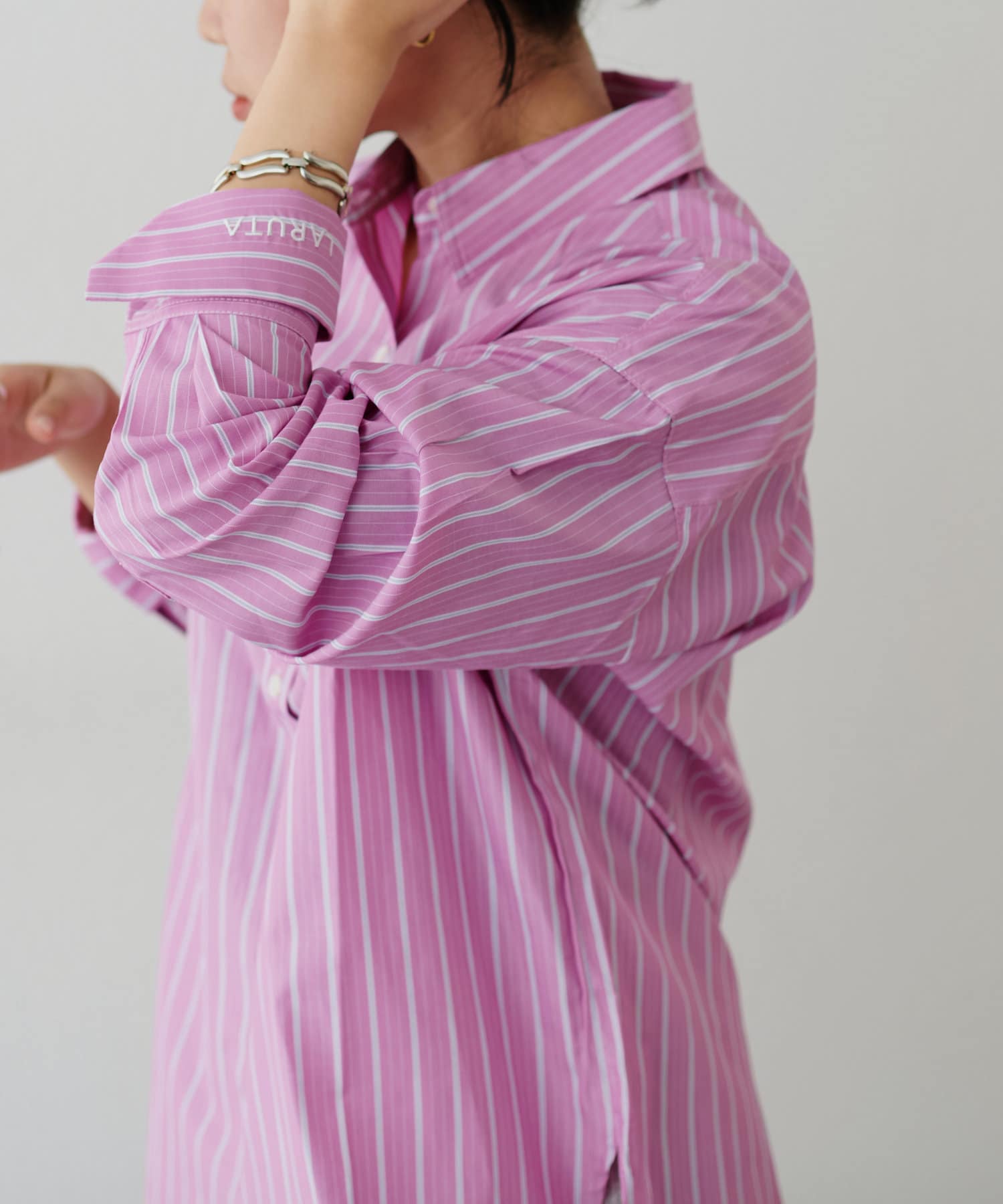 LARUTA(ラルータ) ちびロゴ刺繍ベーシックシャツ