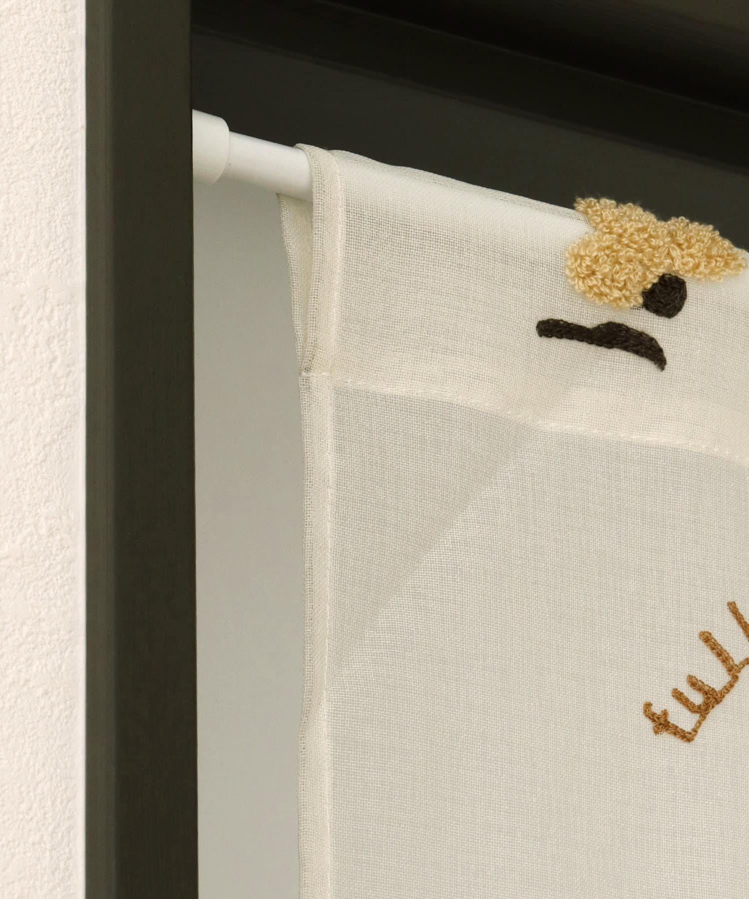 3COINS(スリーコインズ) 刺繍セパレートカーテンガーベラ：43×150cm