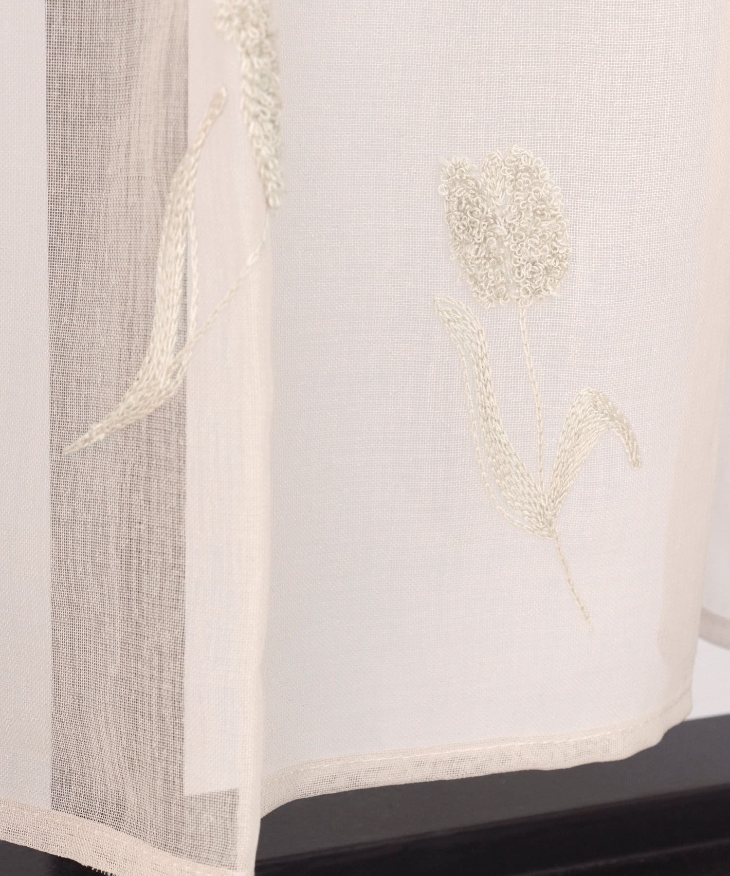 3COINS(スリーコインズ) 刺繍セパレートカーテンチューリップ：43×150cm