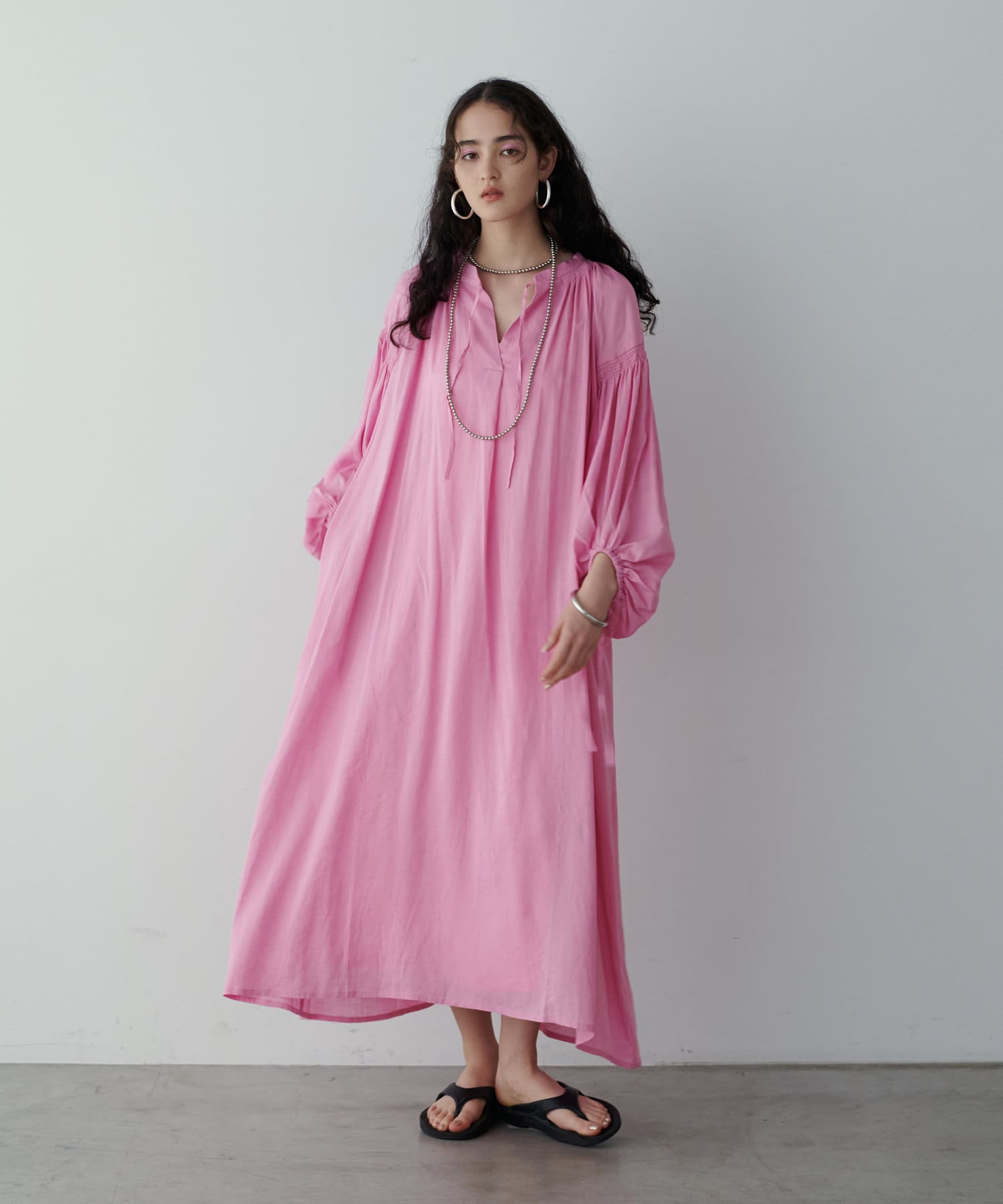 【LARUTA】ボリュームスリーブ大人のたっぷりギャザーワンピース　ピンク完売品 ボリュームスリーブ大人のたっぷりギャザーワンピース | LARUTA