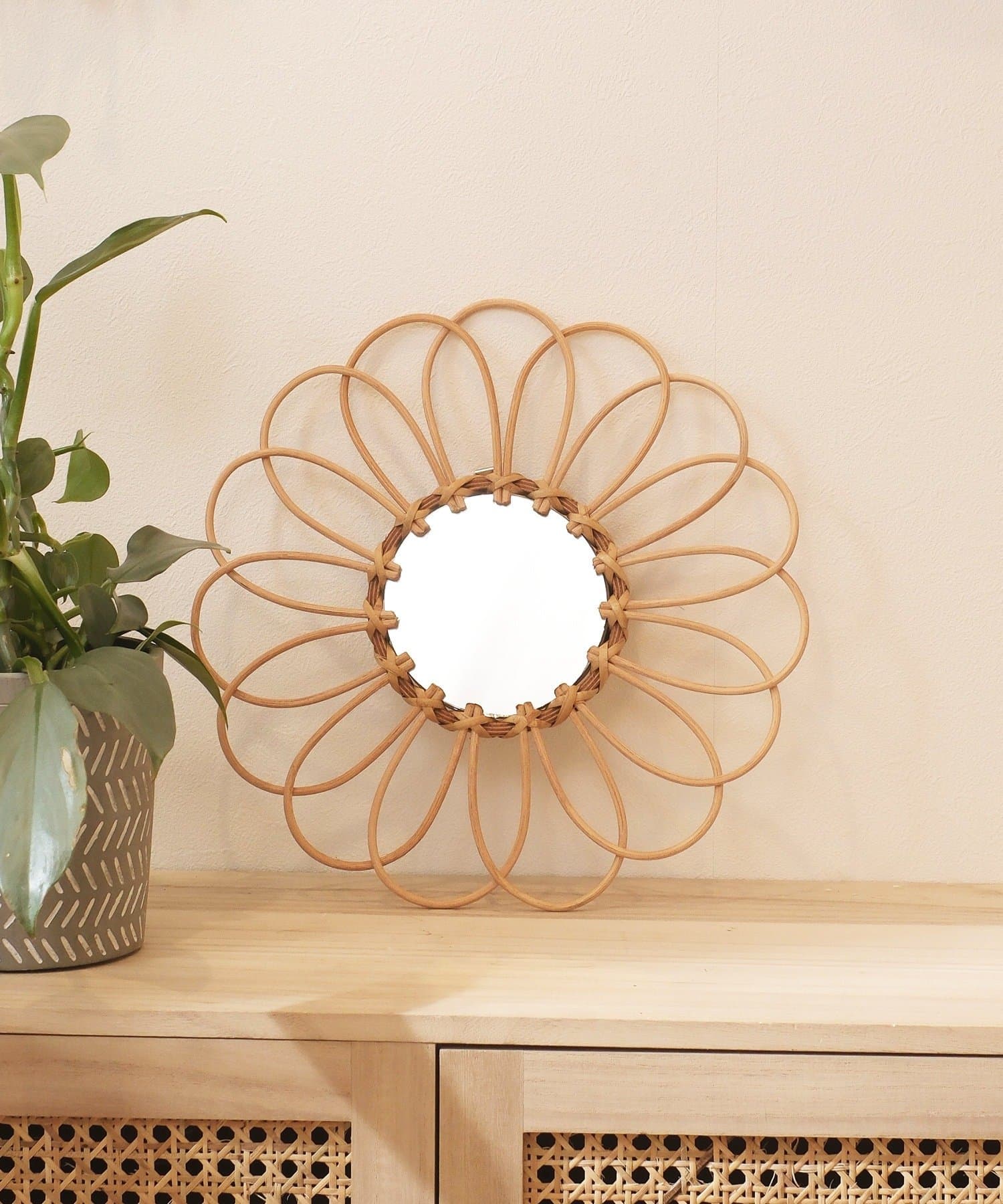 salut!(サリュ) ラタンフラワーミラーミニ／マクラメとラタン