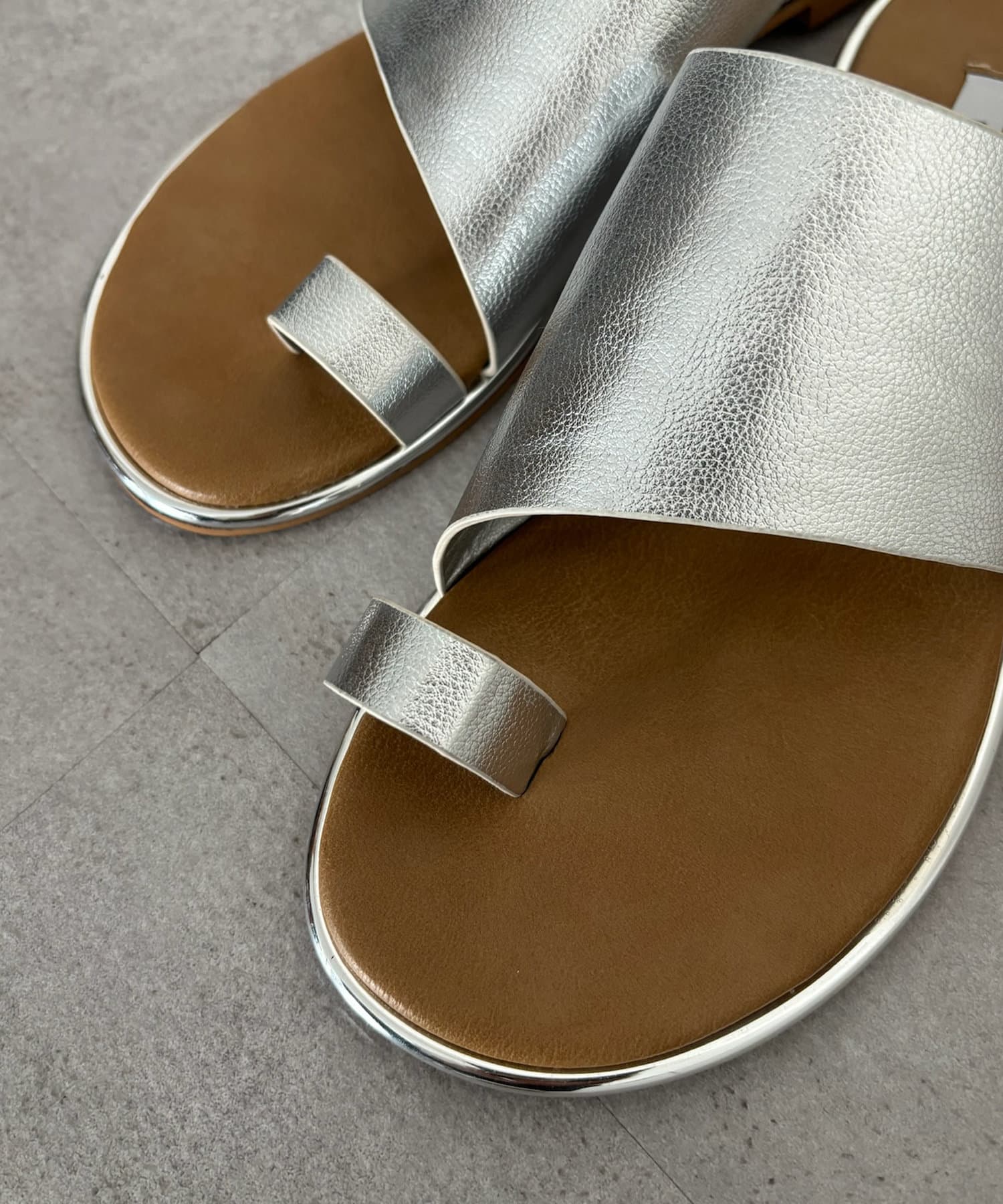 DOUDOU(ドゥドゥ) 【WEB限定】ゴールドピーストングサンダル