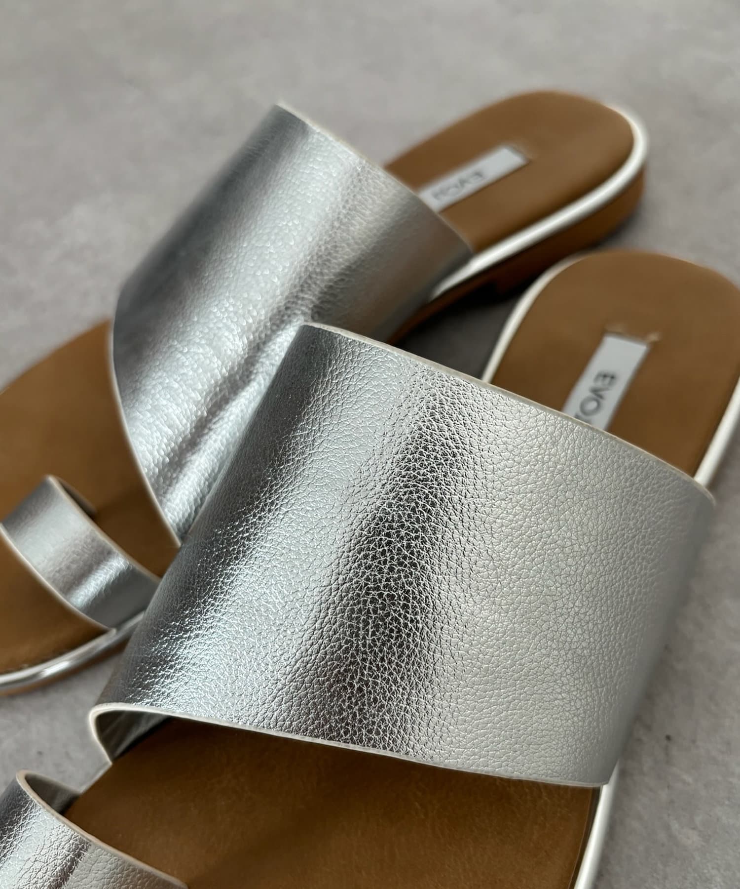 DOUDOU(ドゥドゥ) 【WEB限定】ゴールドピーストングサンダル