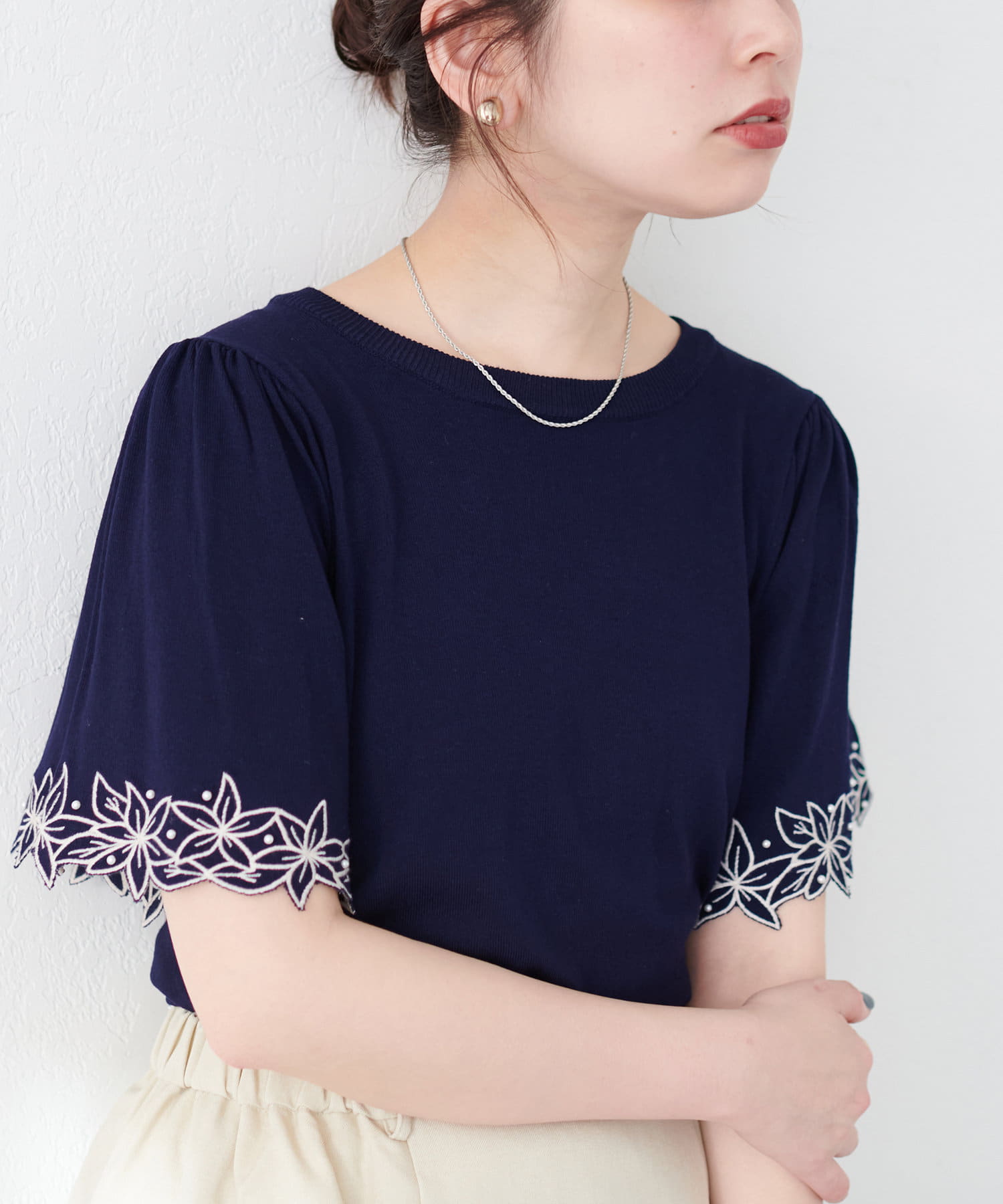 natural couture(ナチュラルクチュール) フラワー刺繍×パールフレア袖ニット