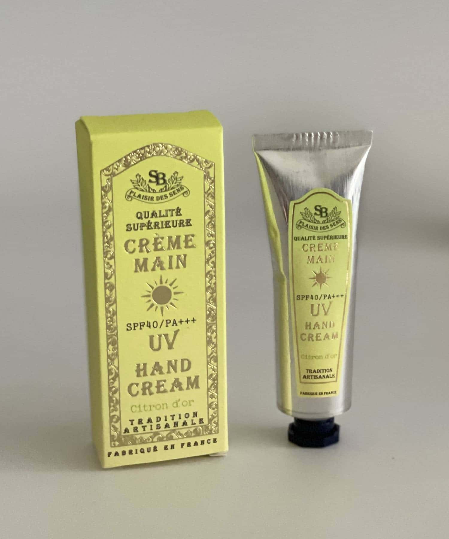 手の日焼けケアが叶うUVハンドクリーム肌に心地よく馴染む、UV機能付きのハンドクリーム。SPF40 PA+++で、日中の紫外線から手を守りながら乾燥を防ぎます。シアバター、オリーブオイルなどの美容成分