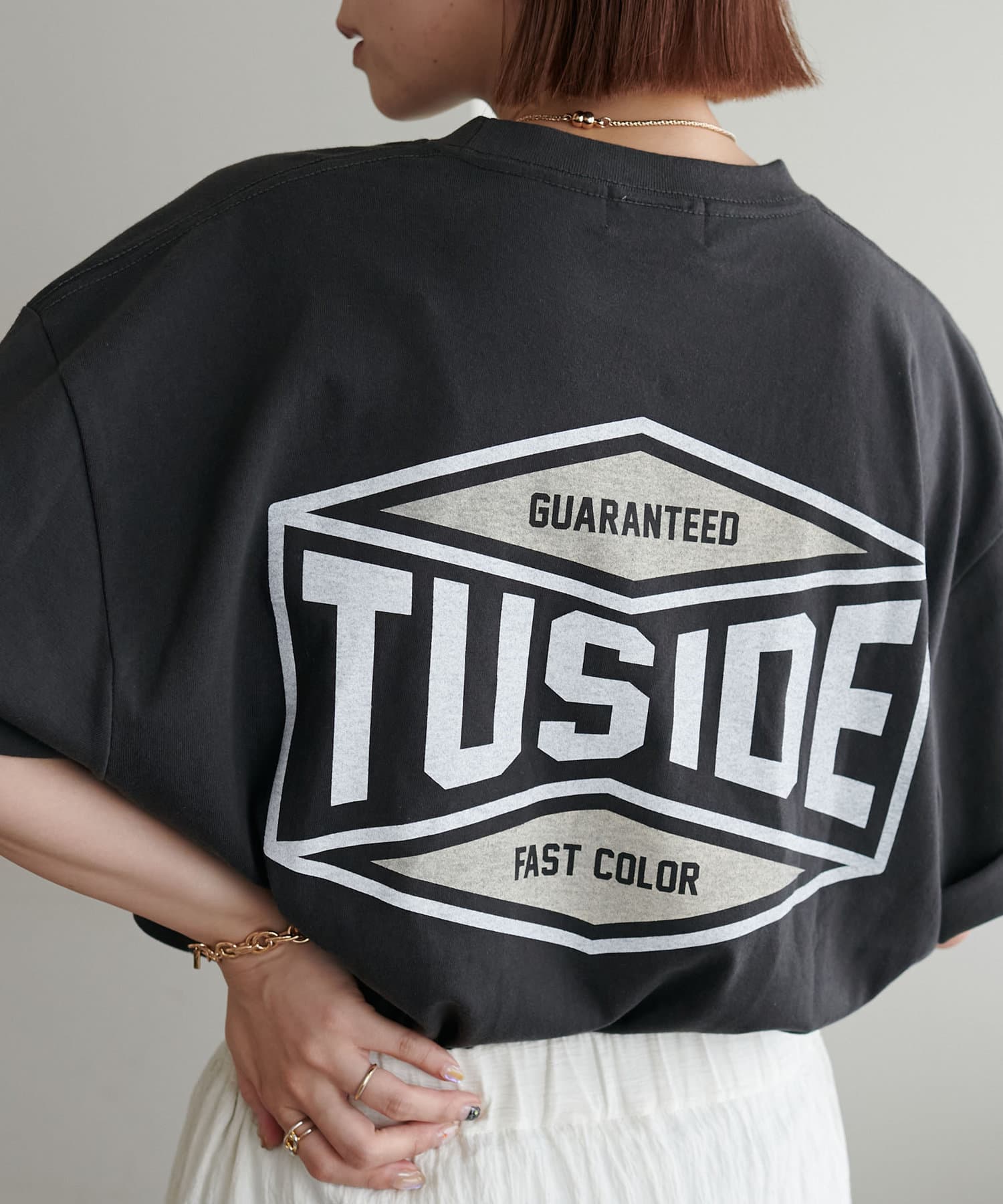 DISCOAT(ディスコート) 【ユニセックス】TUSIDEコーポレートロゴバックプリントTシャツ