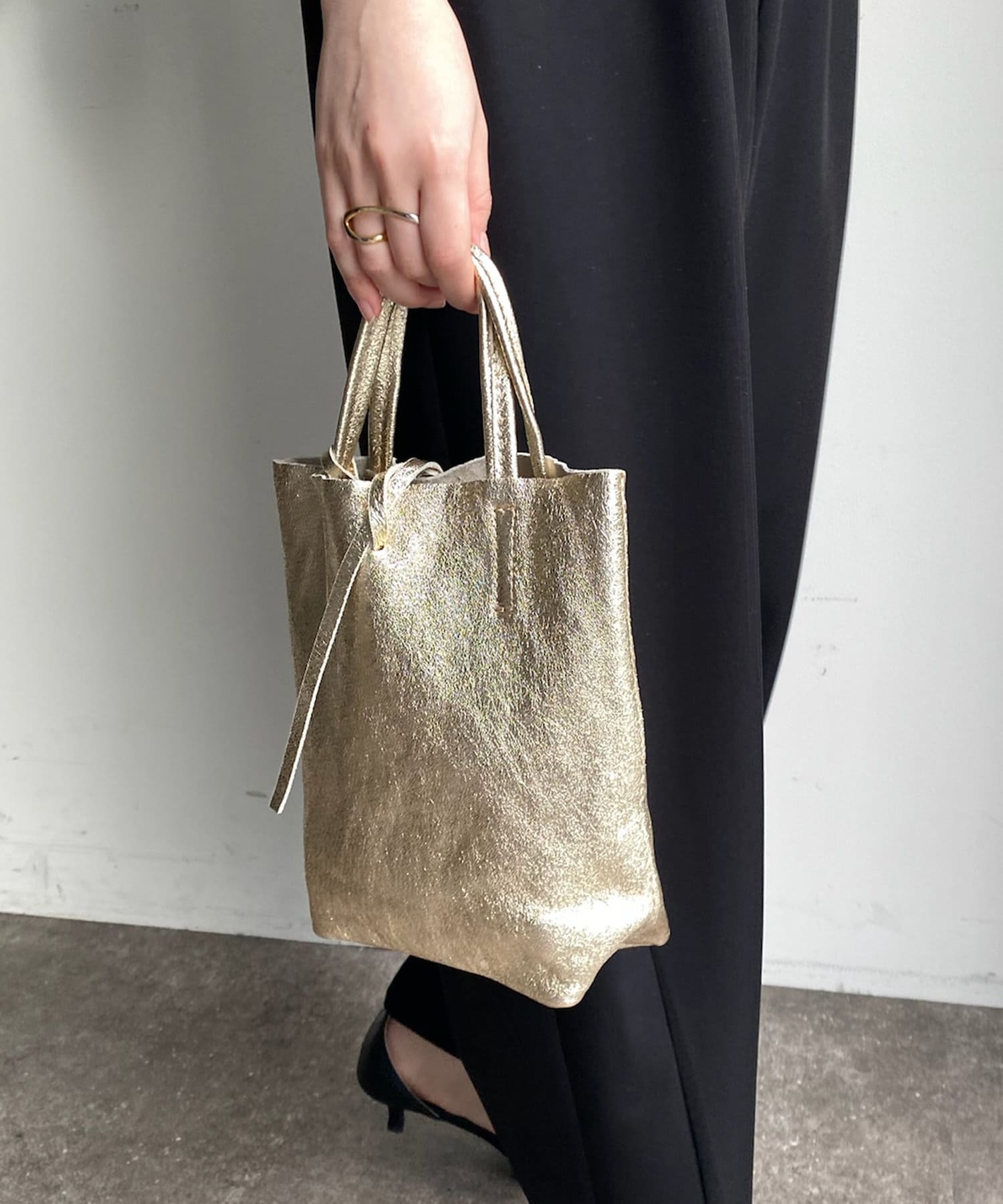 AQUAZZURA★ ツイストミニメタリックレザートートバッグ 新作！ Twist Shoulder E/W BLACK Aquazzura@ Official