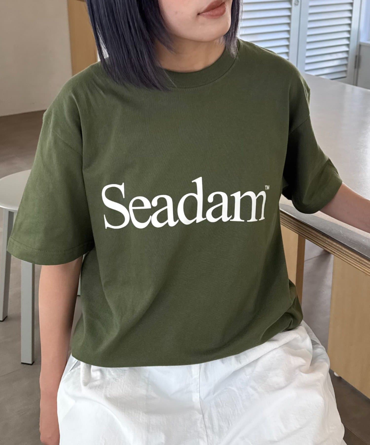 カラーバリエーションも豊富に展開!!「Seadam」ロゴが目を惹く半袖Tシャツ■デザイン・フロントに施したロゴプリントが１枚でもインナーでもコーデのアクセントになるデザインです。・肌あたりの良いコット