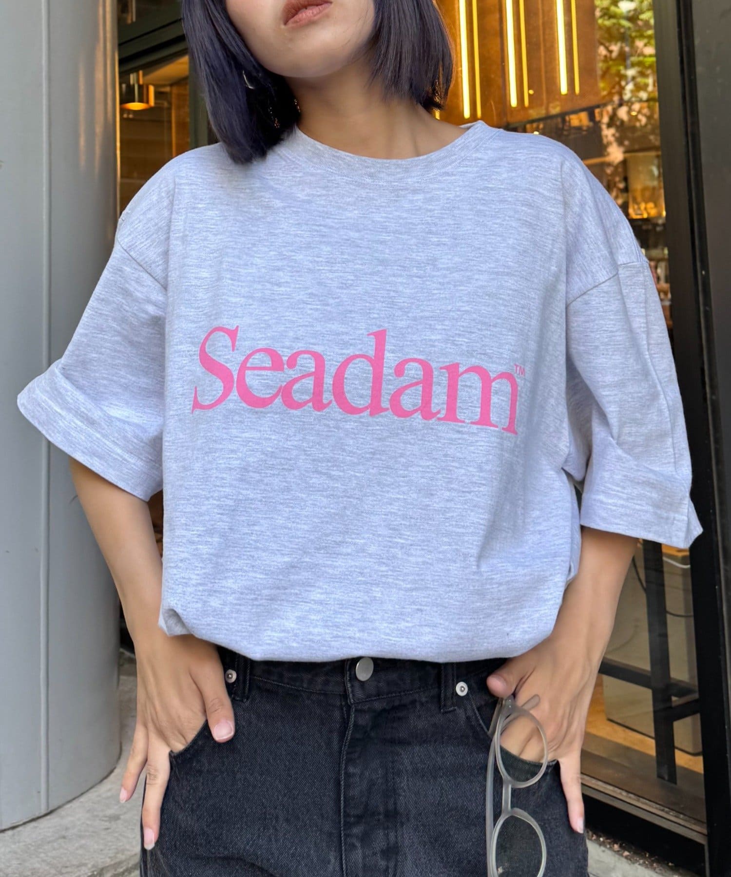 カラーバリエーションも豊富に展開!!「Seadam」ロゴが目を惹く半袖Tシャツ■デザイン・フロントに施したロゴプリントが１枚でもインナーでもコーデのアクセントになるデザインです。・肌あたりの良いコット