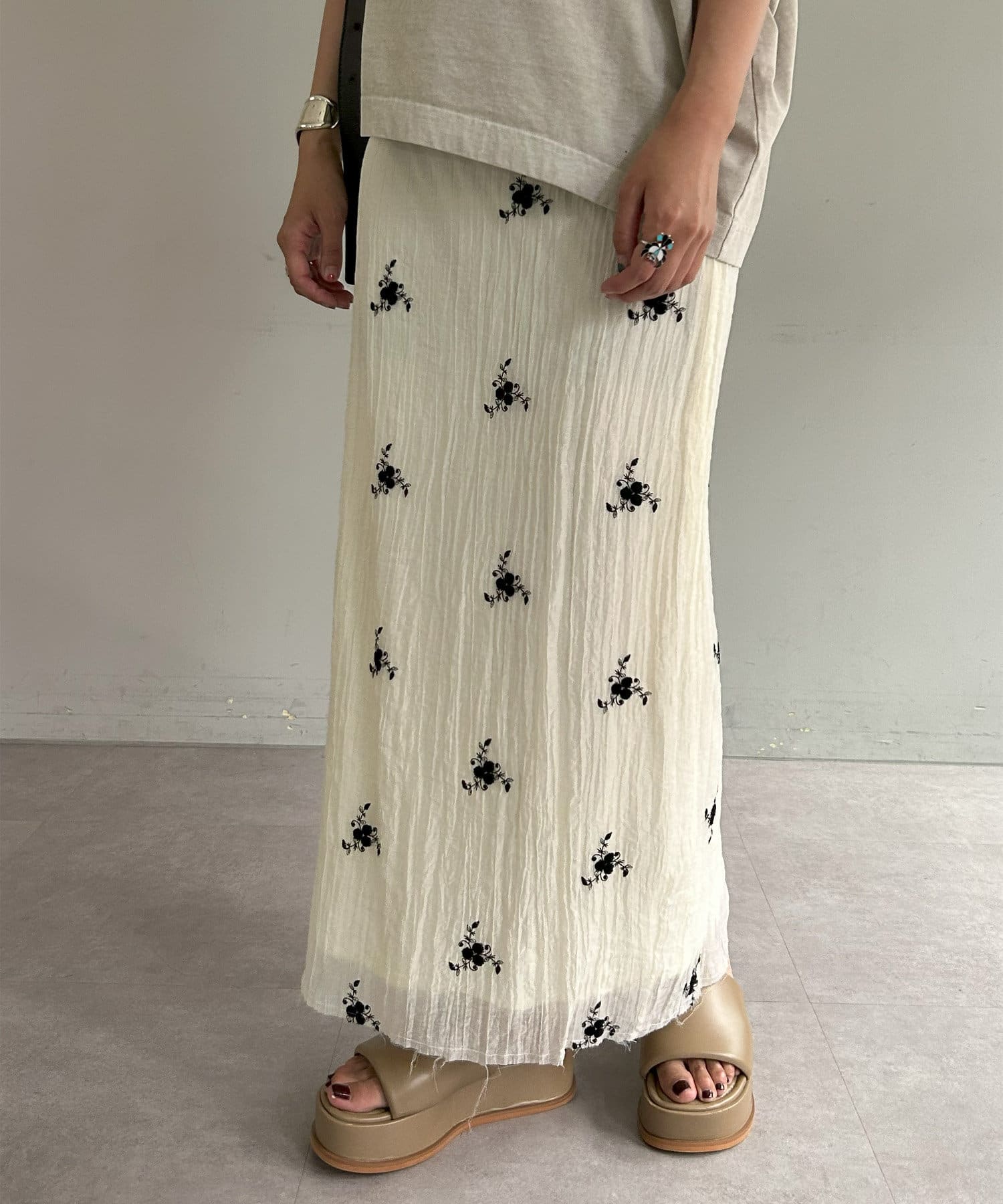 着映えスカート】エンブロイダリーシアータイトスカート | SHENERY  