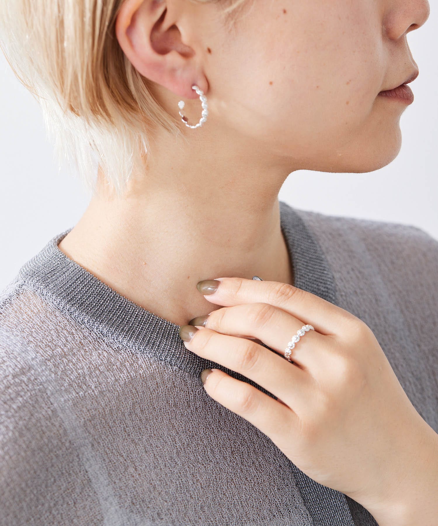 ear PAPILLONNER(イア パピヨネ) 《スターリングシルバー使用》お花/フラワーレーンフープピアス