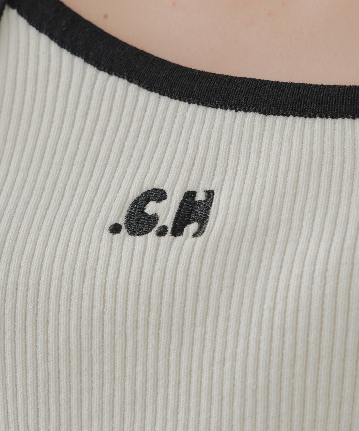 Chico(チコ) チョーカー付アシメ胸刺繍ニット