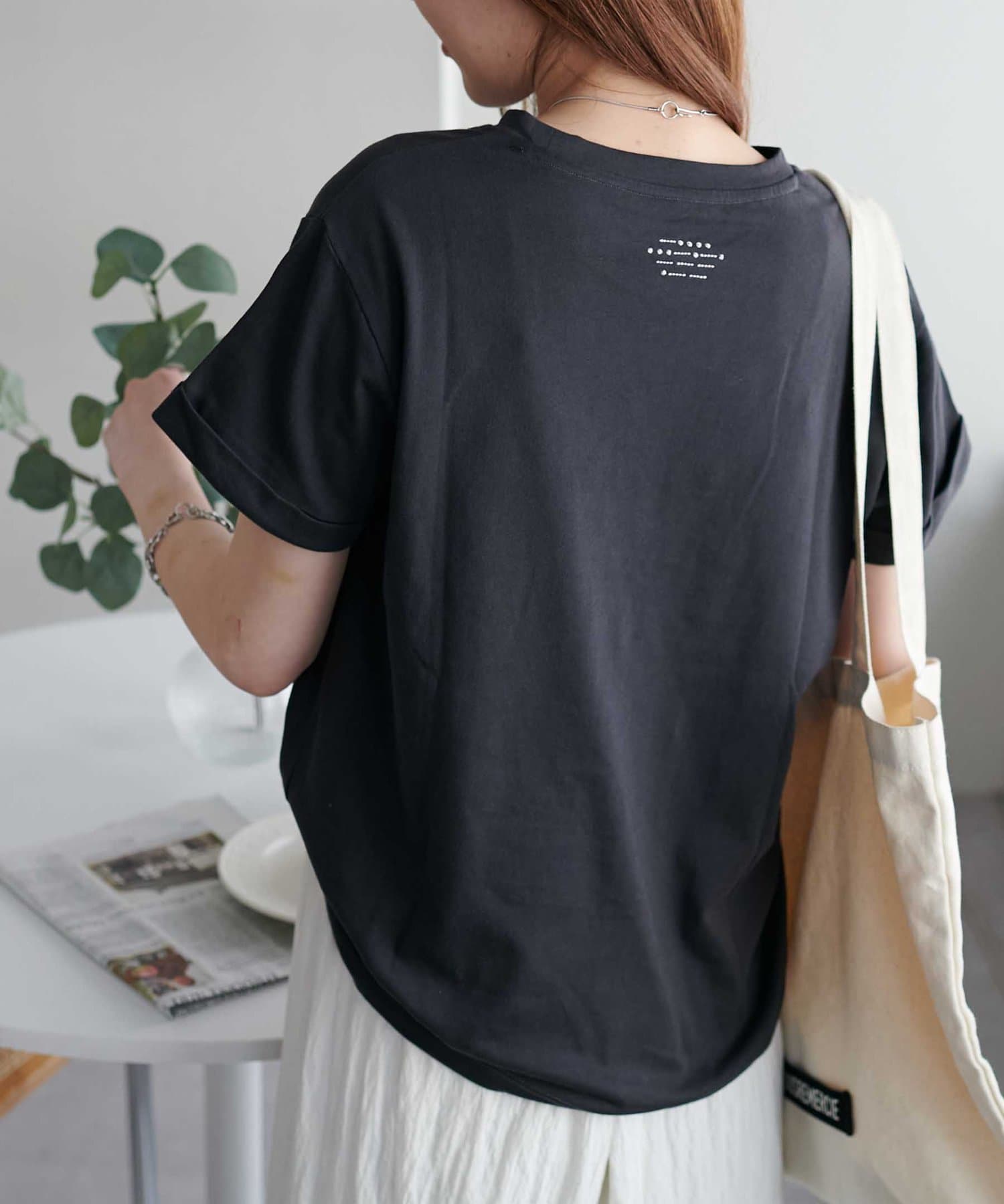 DISCOAT(ディスコート) 【WEB限定】袖ロール刺繍Tシャツ