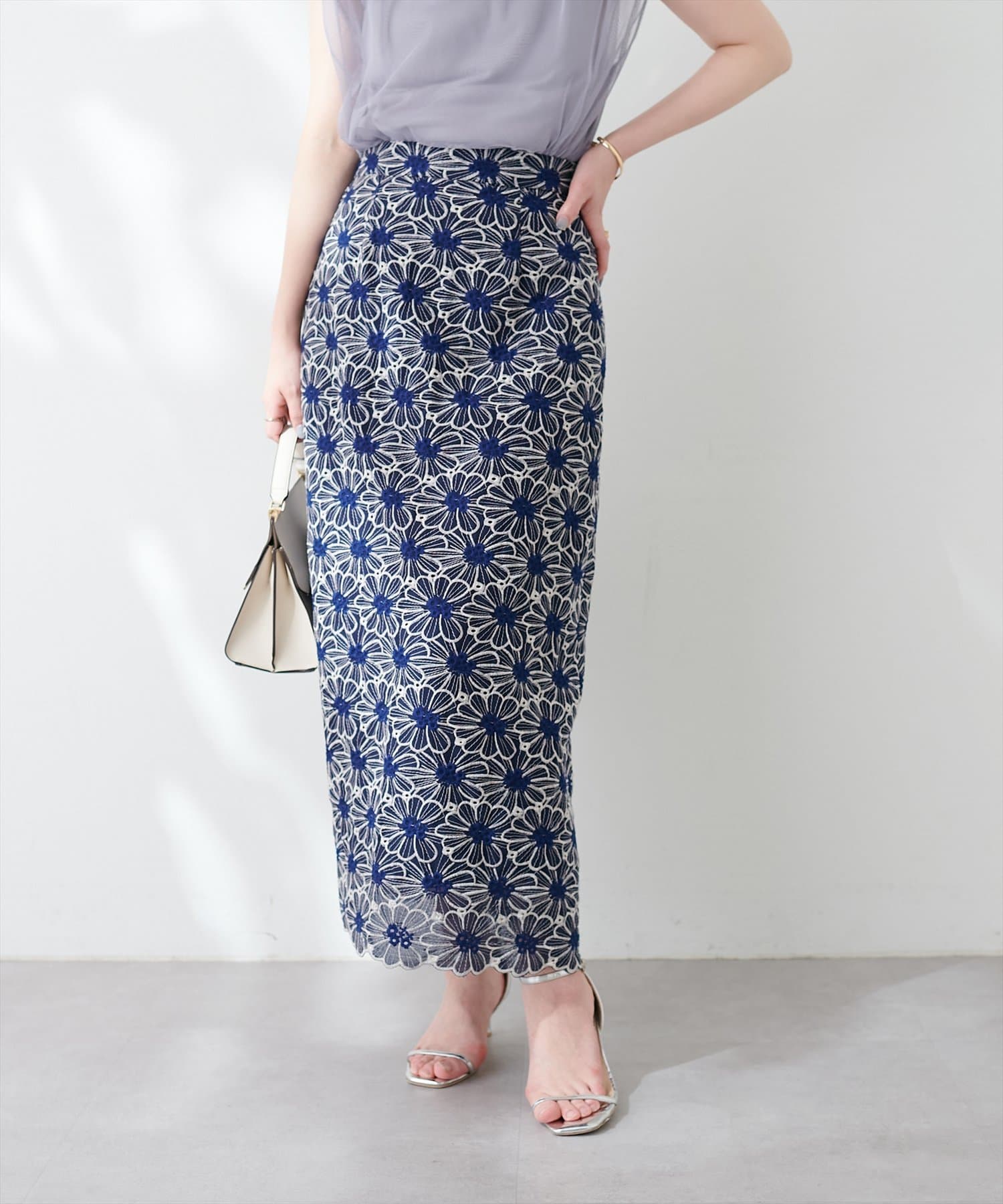 natural couture(ナチュラルクチュール) スカラップ配色線刺繍スカート